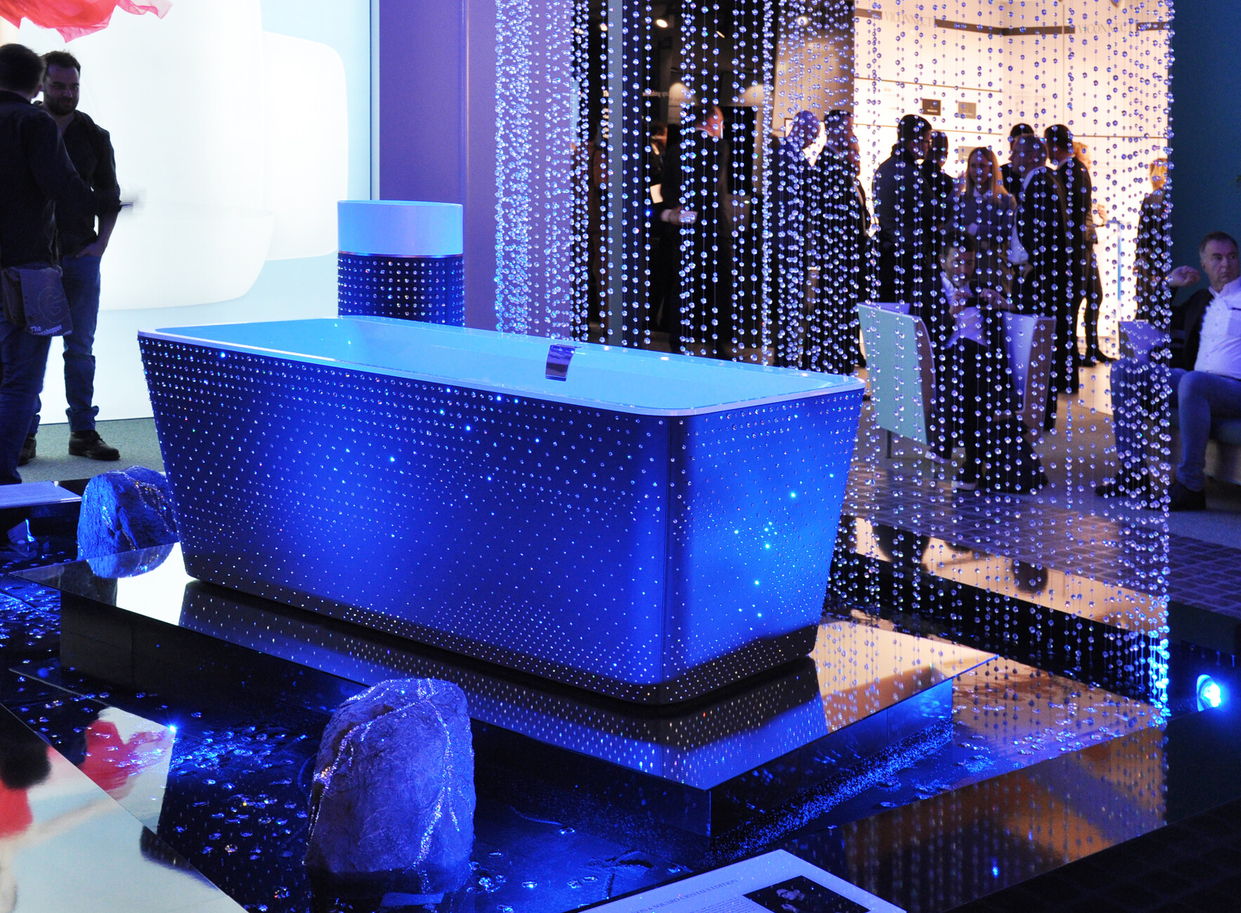 Großer Auftritt: Villeroy&Boch hat in Zusammenarbeit mit Swarovski eine glitzernde Badewanne des chinesischen Designers Steve Leung vorgestellt.