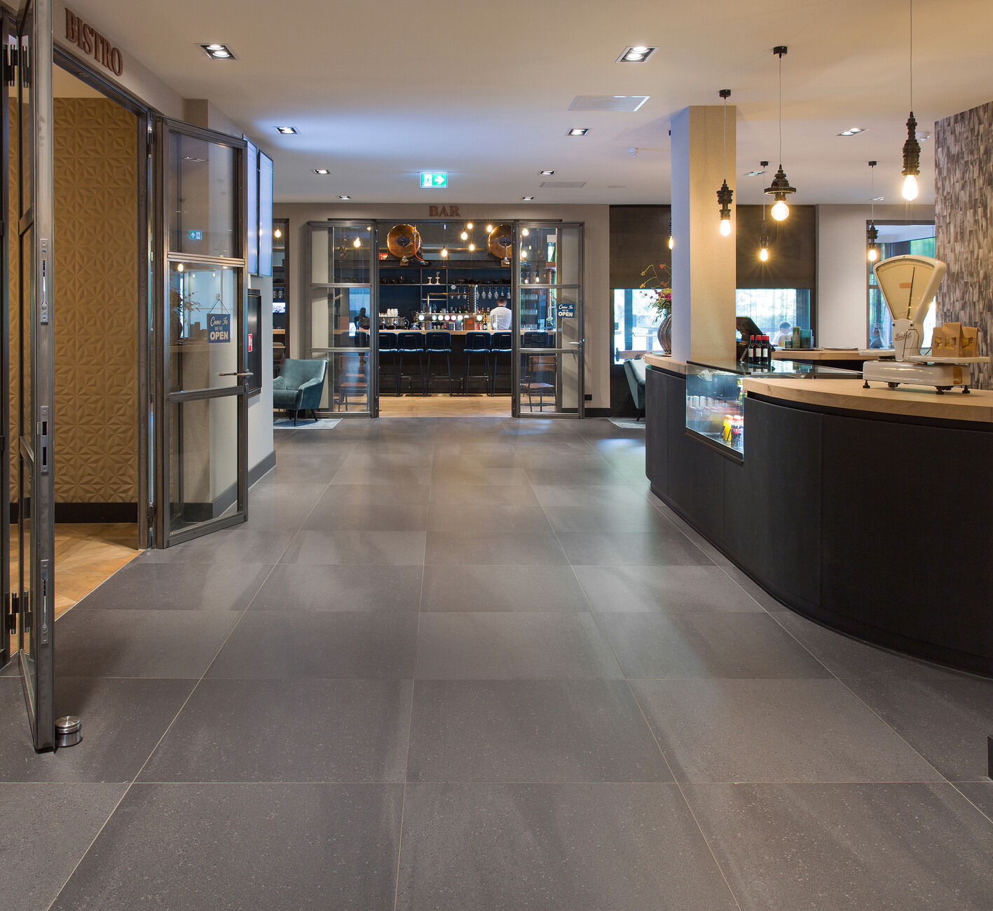 Anti-slip and robust: The "Solids" tiles by Mosa stand the heavy strain of the floor in the hotel.
