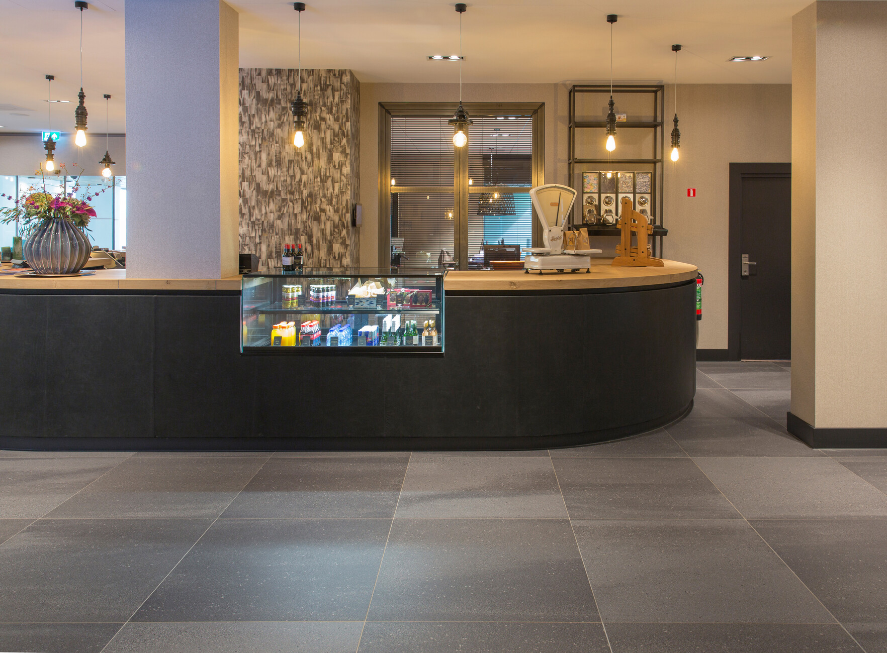 Matched: The mats Mosa "Solids" in graphite black are a harmonious basis for the interior in the industrial flair.