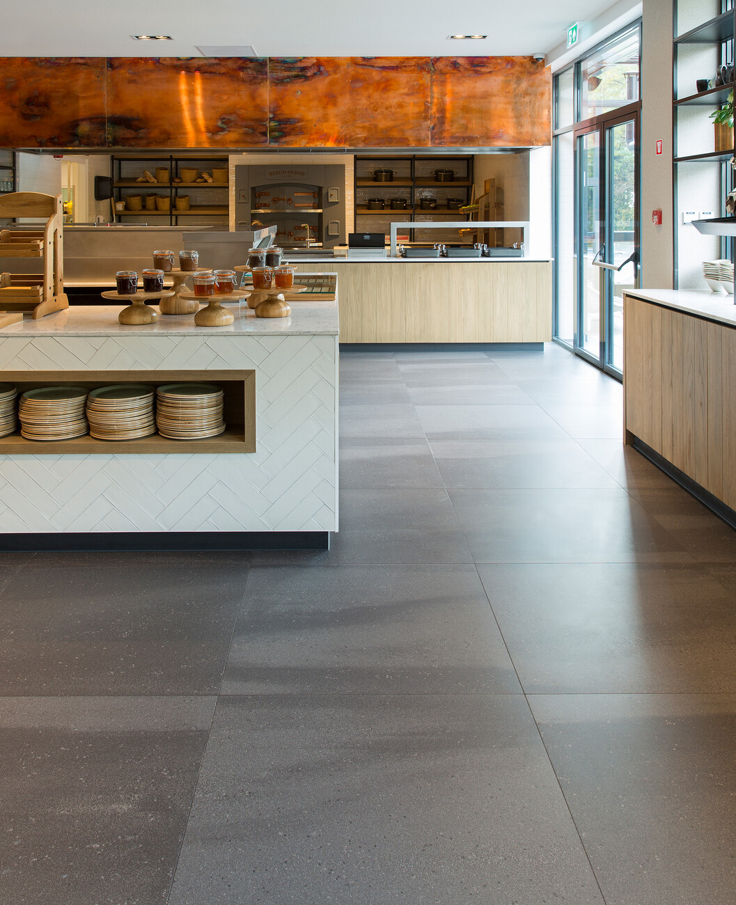 Generous: in the special format 90 x 90 centimeters, the tiles make the public areas of the hotel appear larger.