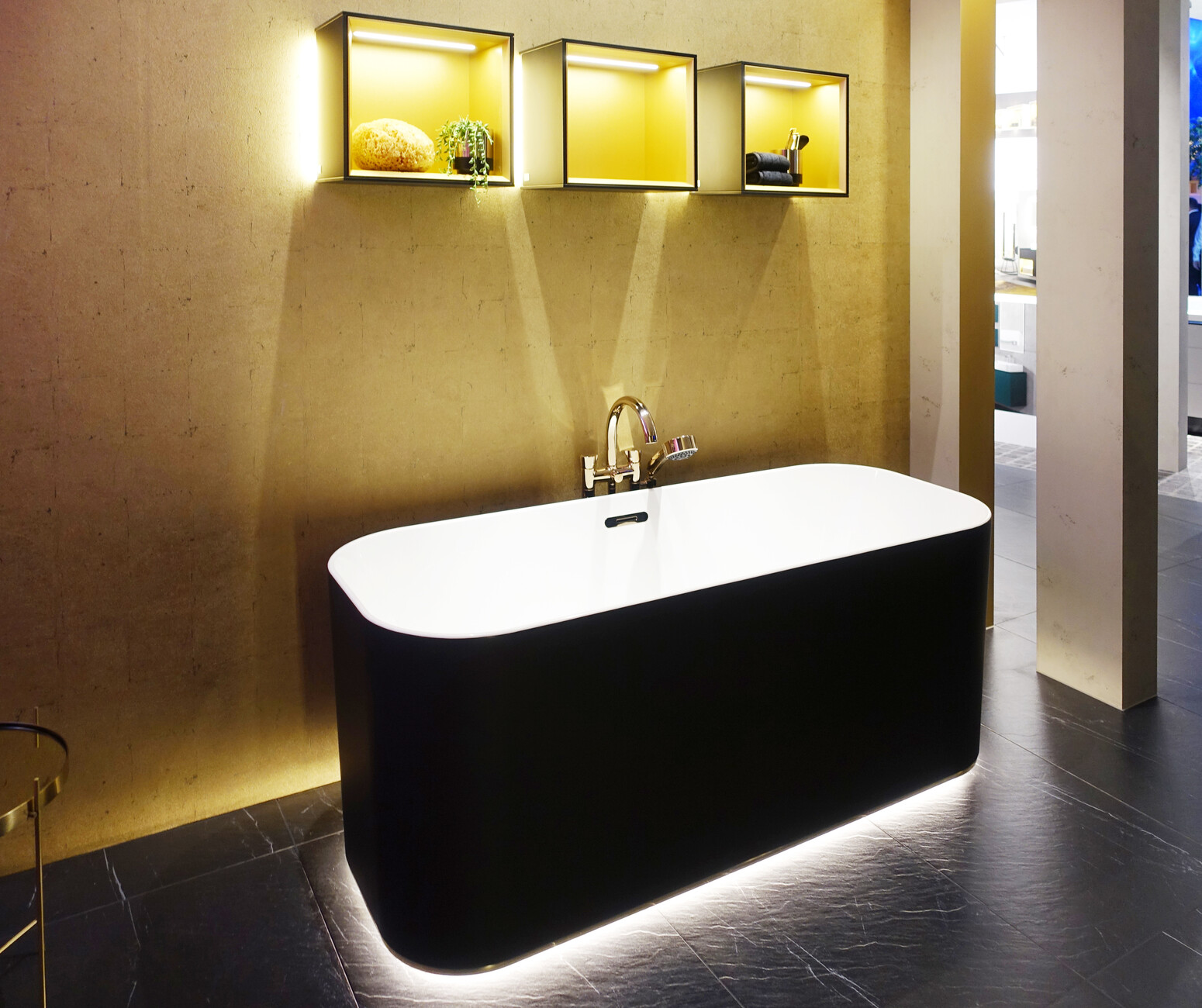 Abgehoben: Nicht nur Villeroy&Boch lässt die Badewanne mittels Unterbodenbeleuchtung scheinbar schweben.