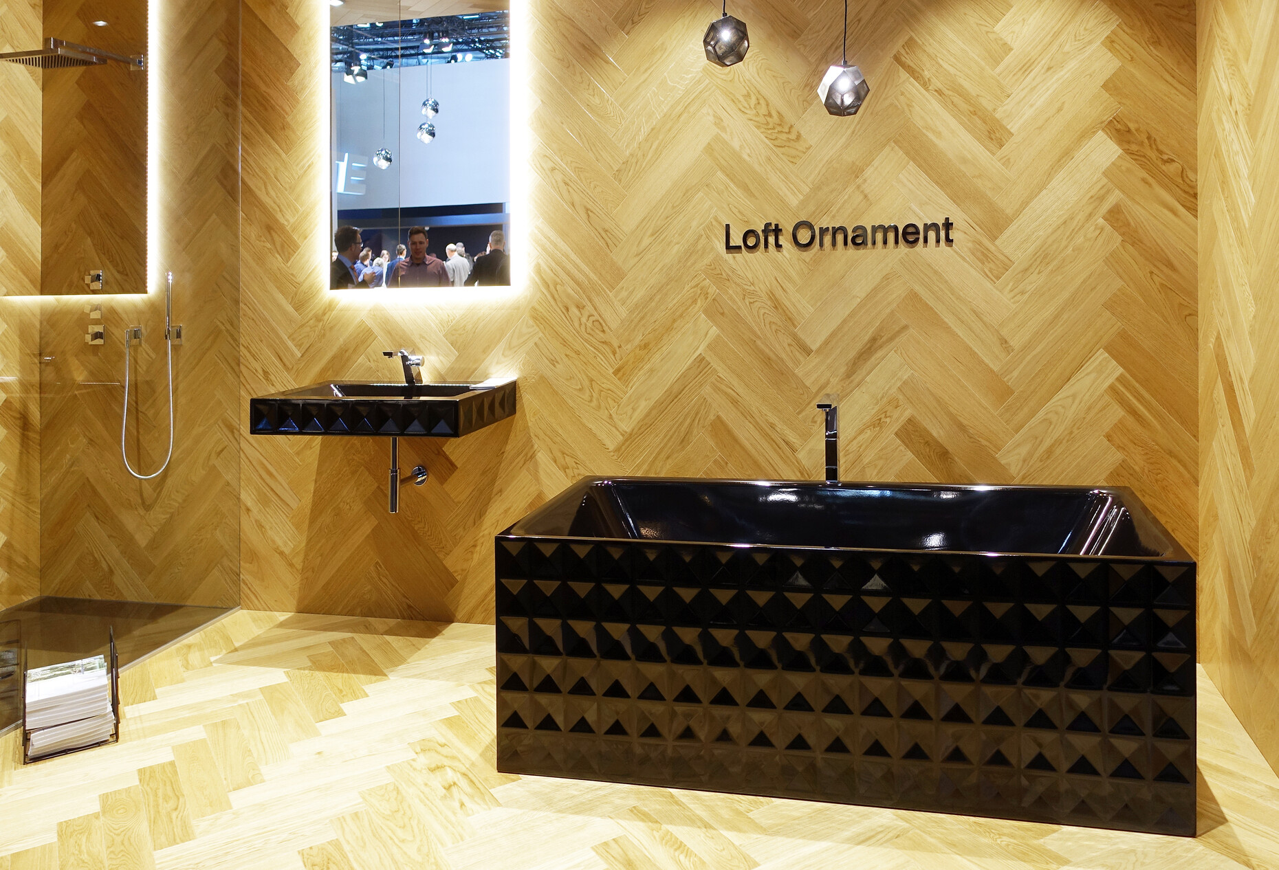 In Schwarz oder Weiß: Die neue Linie „Bette Loft Ornament“ setzt dank konischer Flächen einen starken Akzent im Bad.