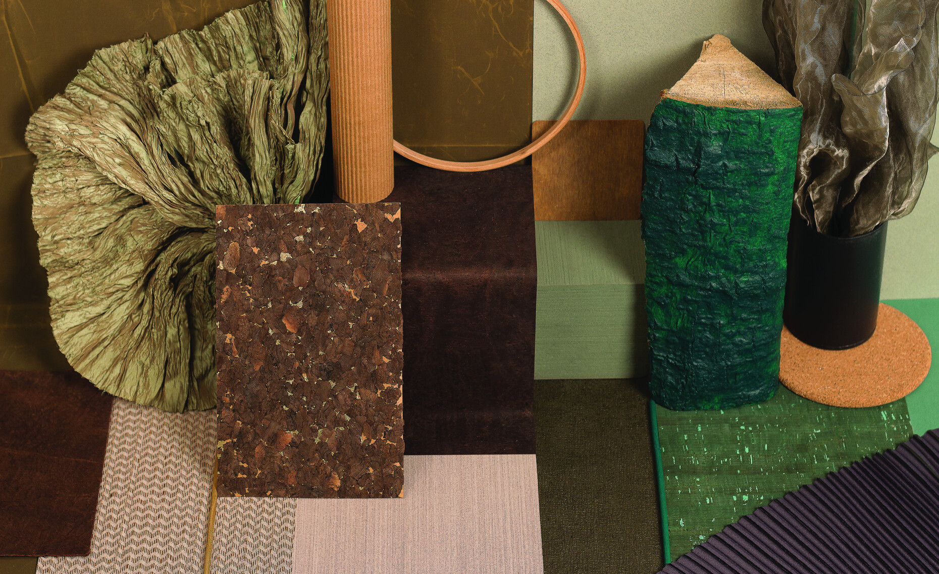 Wooden surfaces such as bark and mushroom-like plants are transposed into flat and bulging fabrics.