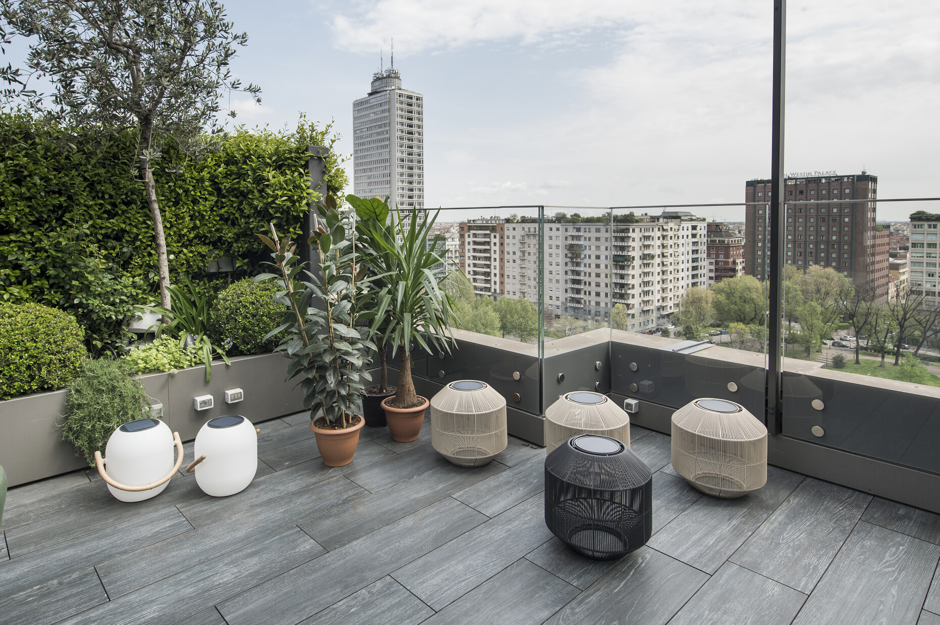 Gloster outdoor lights​: on the left "Ambient Cocoon" and on theright "Ambient Nest" - both designed by Henrik Pedersen.