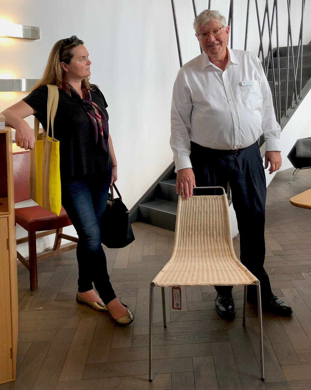 Knud Erik Hansen führt durch den Showroom von Carl Hansen & Søn