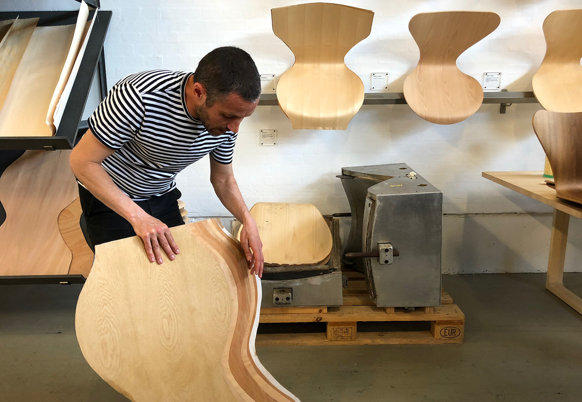 Schichtarbeit aus Formsperrholz: Der Stuhlklassiker der Serie 7 von Arne Jacobsen für Fritz Hansen