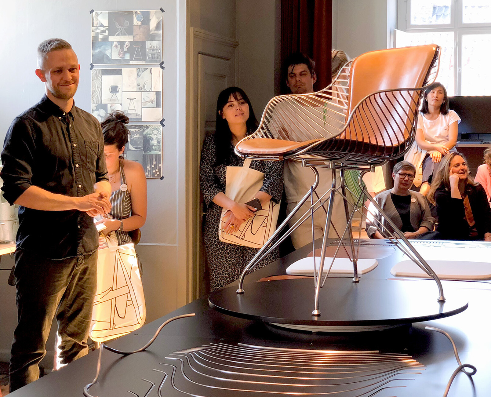 Christian Dyrman führt durch das Atelier von Overgaard&Dyrman