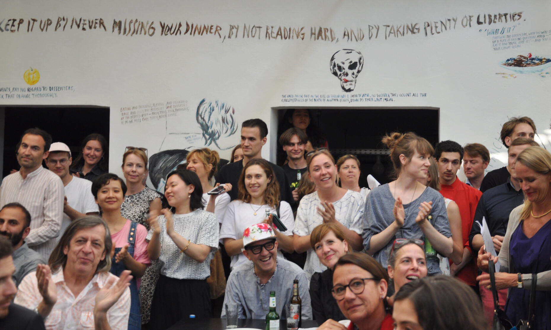 During the prize ceremony at the canteen of the Städelschule all seats were taken.