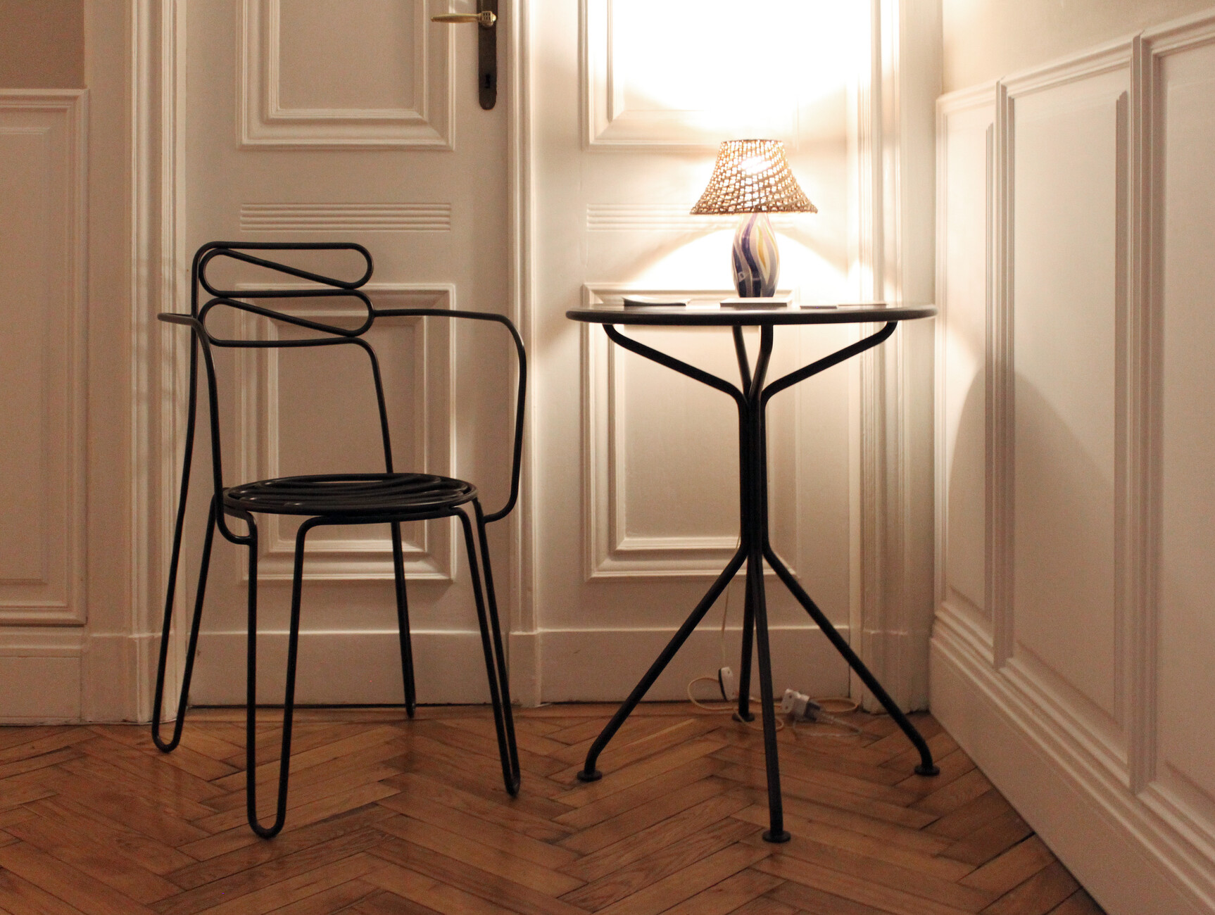 You can take a seat on the perfected designs, for example at the 4-star “Autor Rooms” boutique hotel in Warsaw. Or on her “The little black” chair, which references the Warsaw coffeehouses of the 1950s and 1960s.