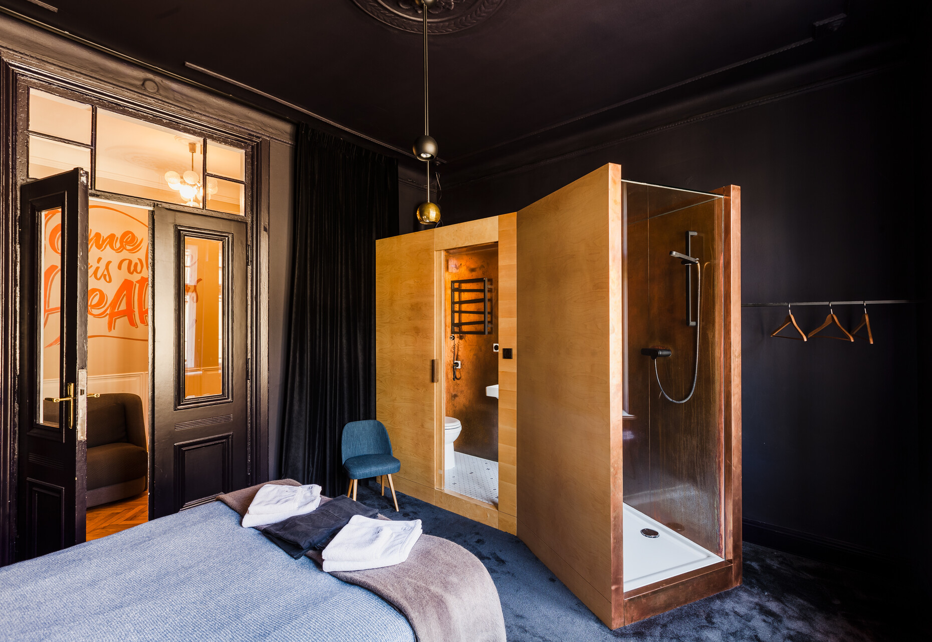 In “Room 1410” in the exclusive hotel, the bathroom is integrated into the room like a walk-through stage set.