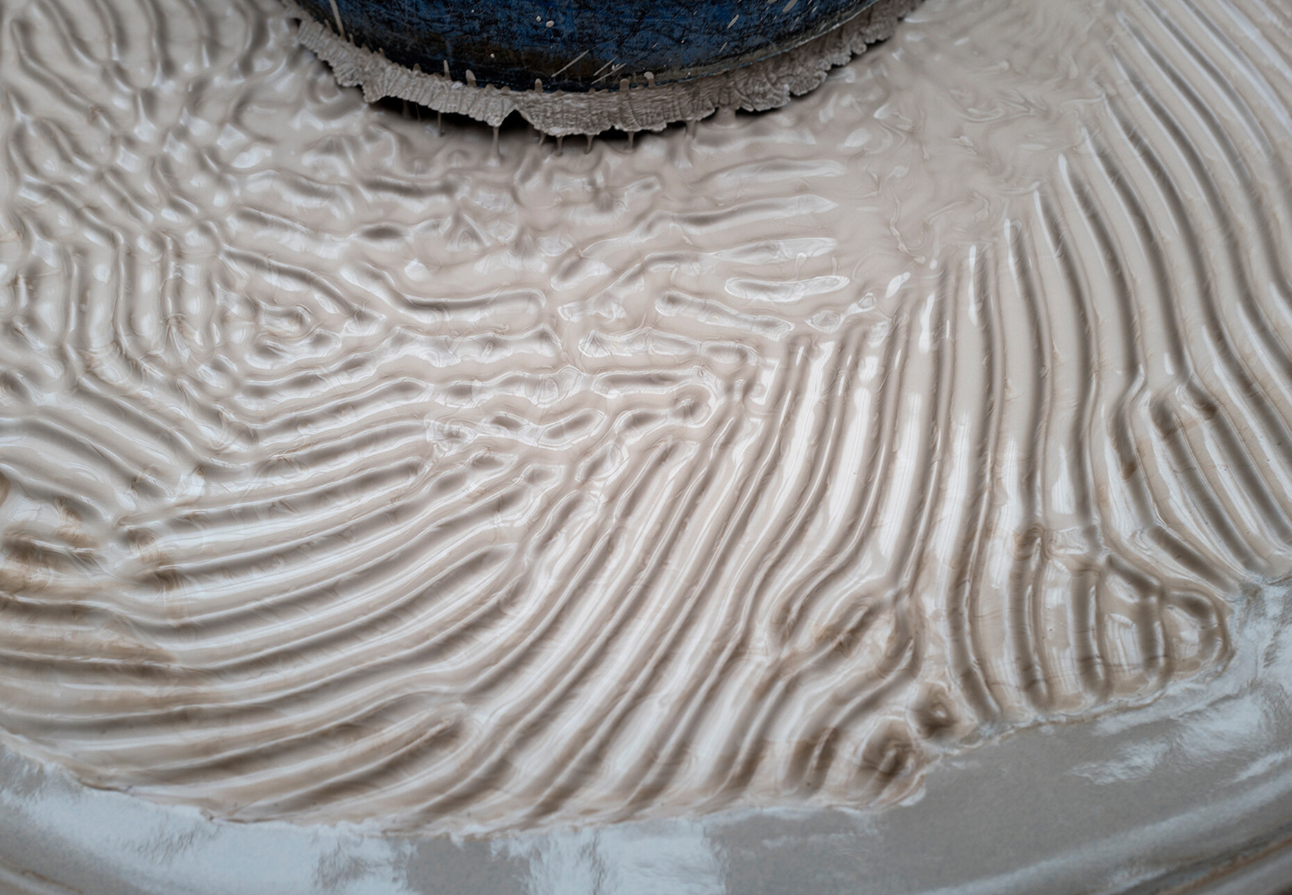 Aus den verschiedenen Rohstoffen wird der sogenannte „Schlicker“ nach einem Rezept aufbereitet, das bei Laufen von Generation zu Generation weitergereicht und weiterentwickelt wird. Die Homogenisierung und Reinigung der gießfähigen, plastischen Masse dauert fast 24 Stunden. Sie ist die Basis für alle Keramiken von Laufen.