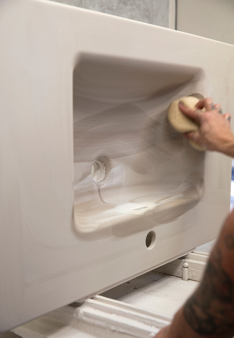 Damit perfekte Keramiken entstehen, ist ein hohes Maß an Handarbeit nötig: Beim Garnieren, Entgraten, Putzen, Schwämmen und Inspizieren sind ein gutes Auge und Fingerfertigkeit unabdingbar. Nach jedem Produktionsschritt werden die Werkstücke eingehend kontrolliert. Was nicht makellos ist, wird im Produktionsprozess recycelt.