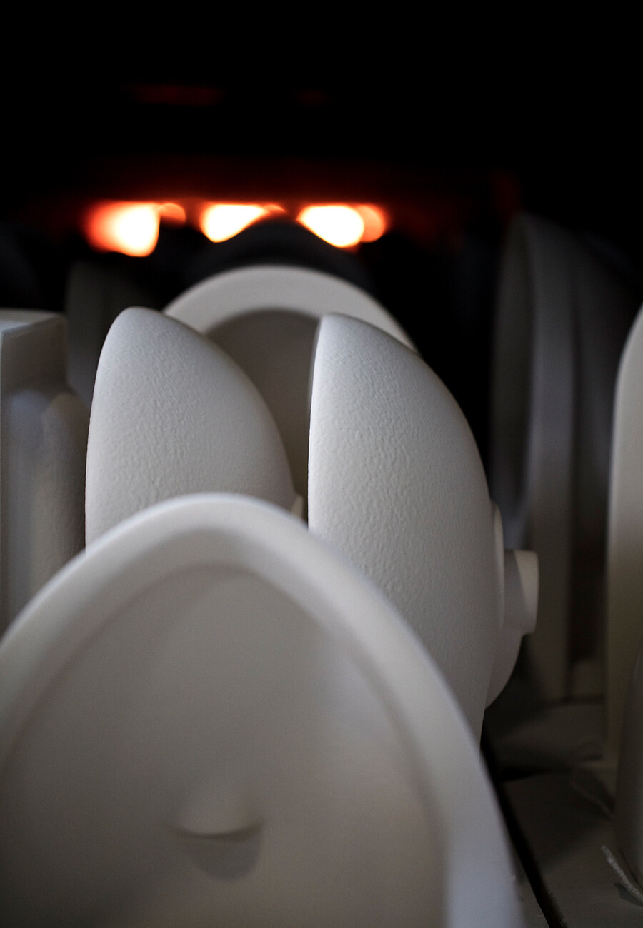 Feuertaufe: Die Fahrt durch den über 1200 Grad heißen Tunnelofen dauert zwischen 20 und 22 Stunden. Dabei laufen physikalisch-chemische Prozesse ab, die der Keramik ihre einzigartigen Eigenschaften verleihen. Die hohe Kunst der Keramikherstellung ist dabei, den Feuchtigkeitsschwund des Materials vorab so genau zu berechnen, dass die Stücke nach dem Brand glatt und ebenmäßig sind.