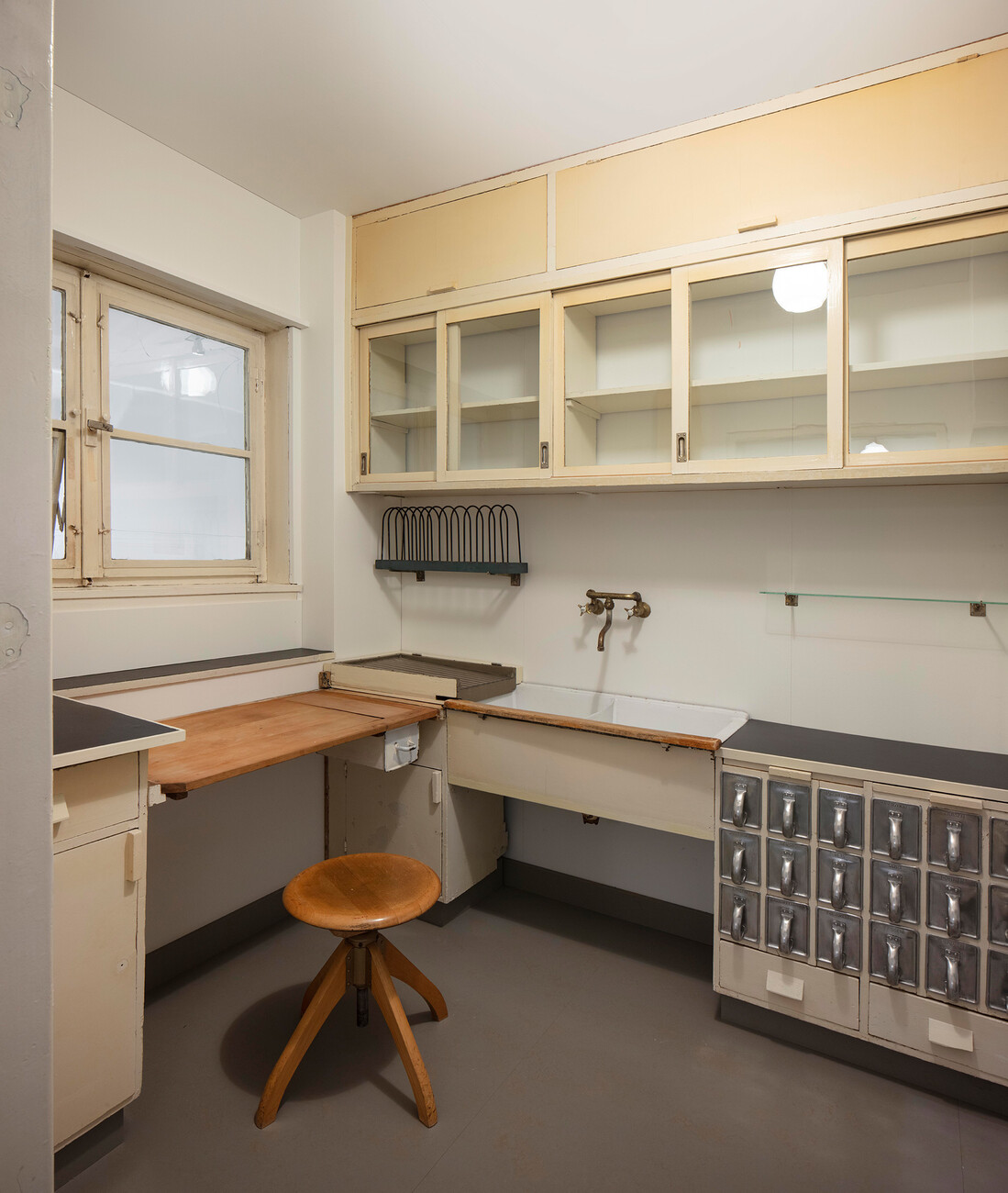 Die sogenannte "Frankfurter Küche" von Margarete Schütte-Lihotzky (1926, Aufnahme aus der Ausstellung)