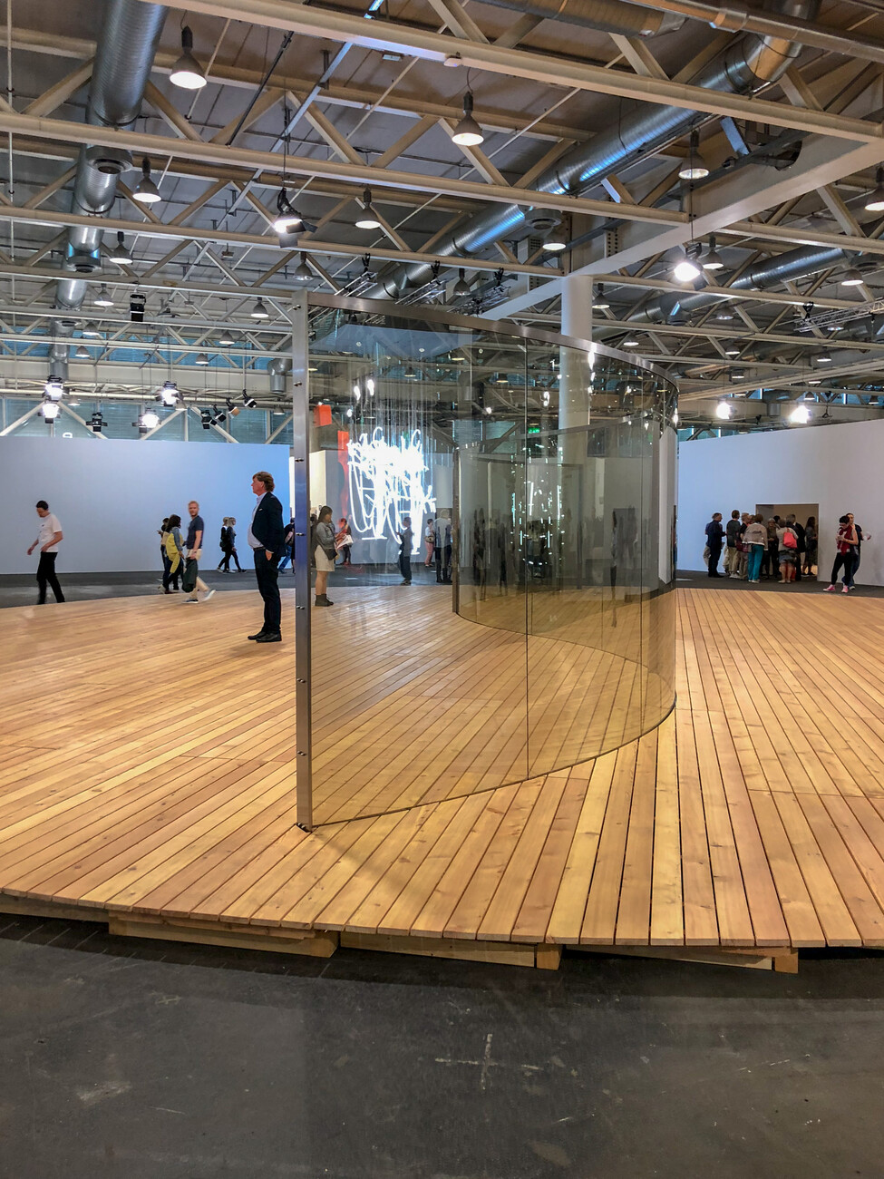 Dan Graham S Curve For St  Gallen 2001 Art Basel 2018 StyleparkDan Graham S Curve For St  Gallen 2001 Art Basel 2018 Stylepark