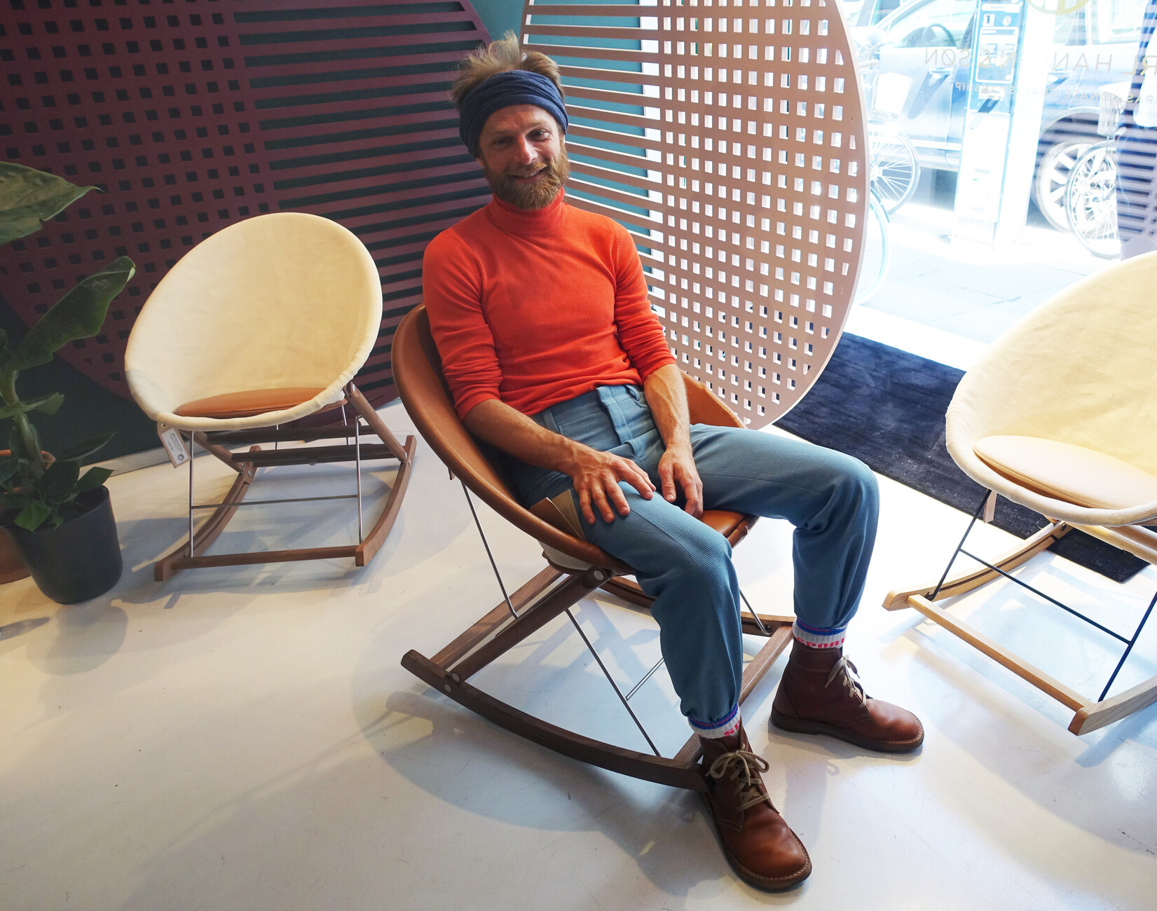 In cooperation with Carl Hansen & Søn, Copenhagen-based designer Anker Bak has developed the folding rocking chair "Resting Nest Chair".​