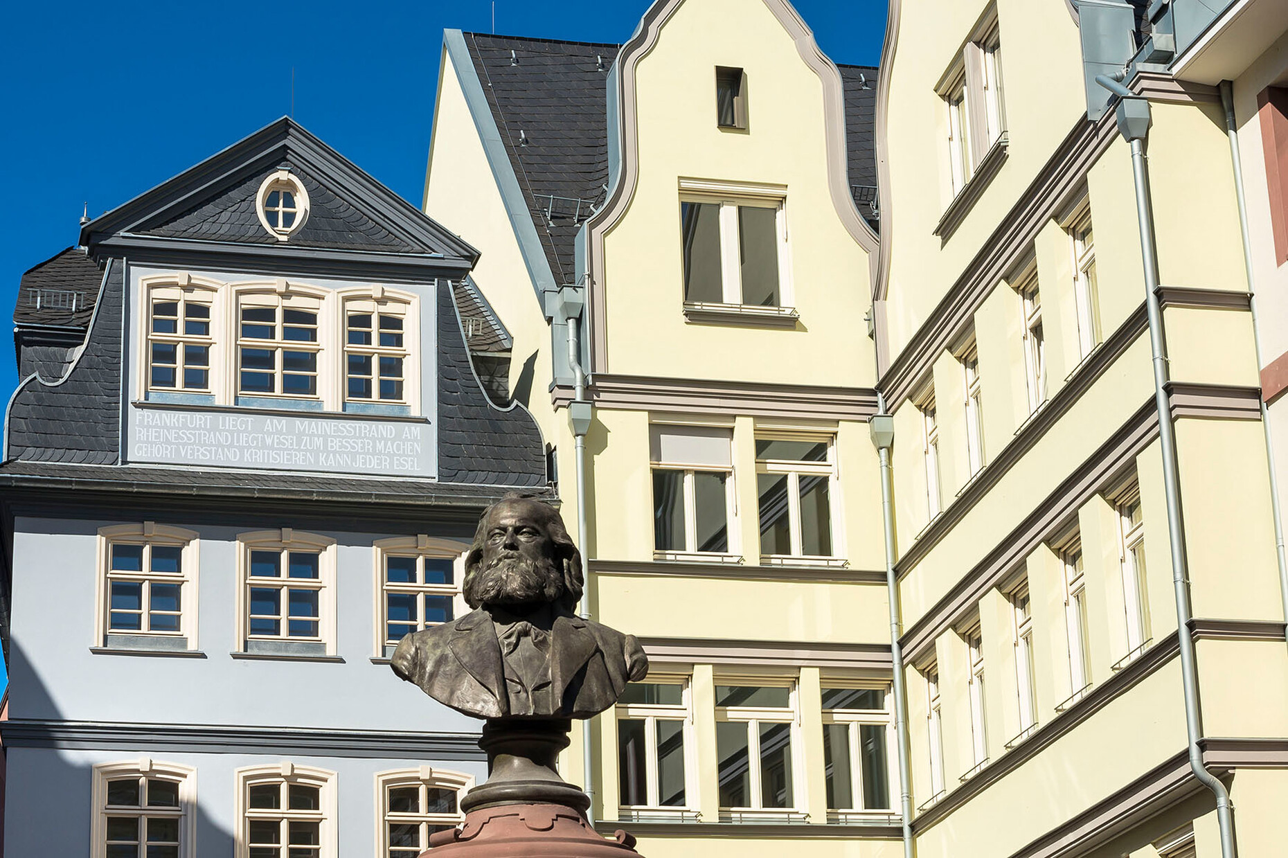 House "Zur Flechte" and "House Schildknecht" at the Hühnermarkt with the Stoltze Fountain