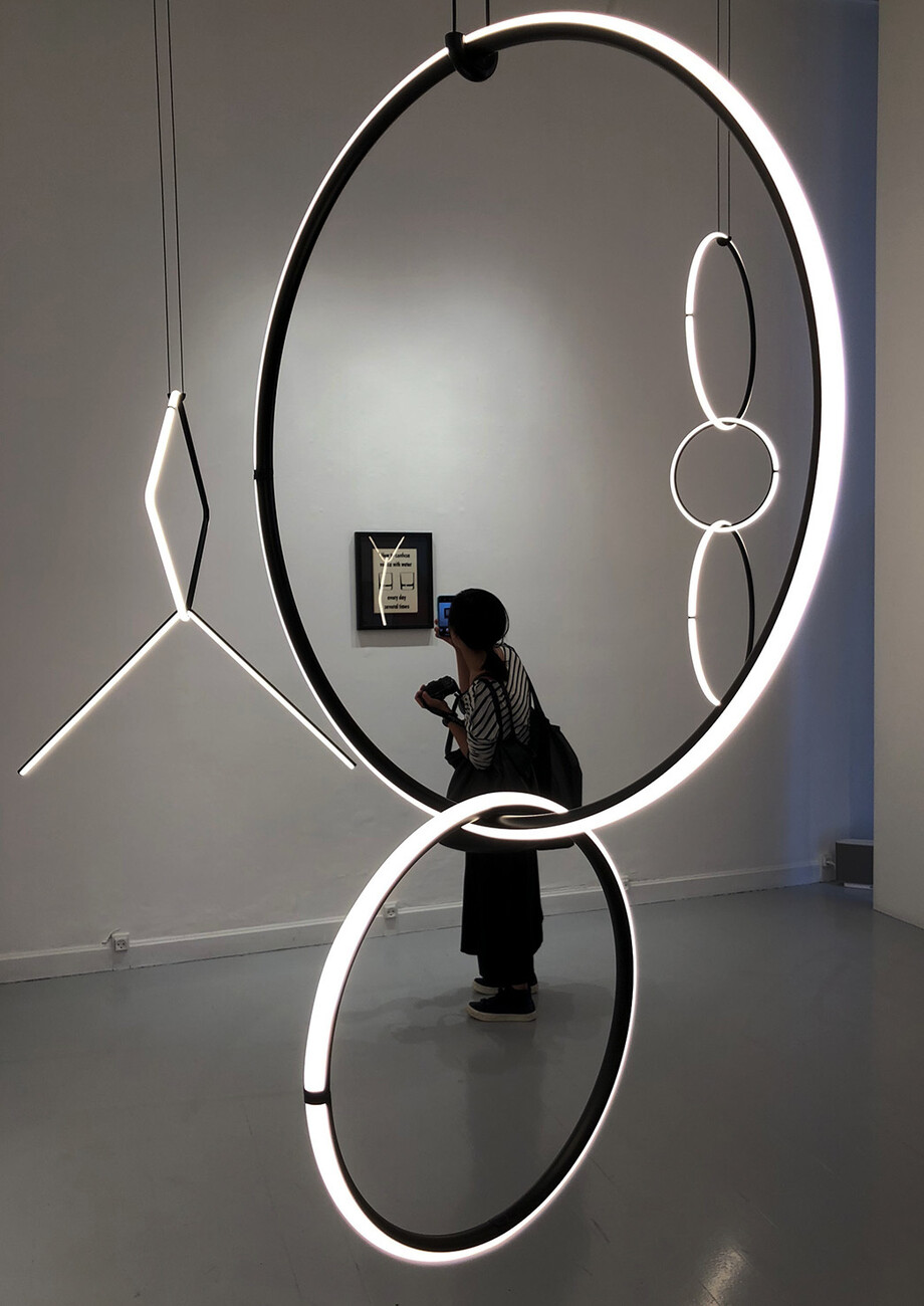 Schmuck für den Raum: Lichtinstallation bei Flos