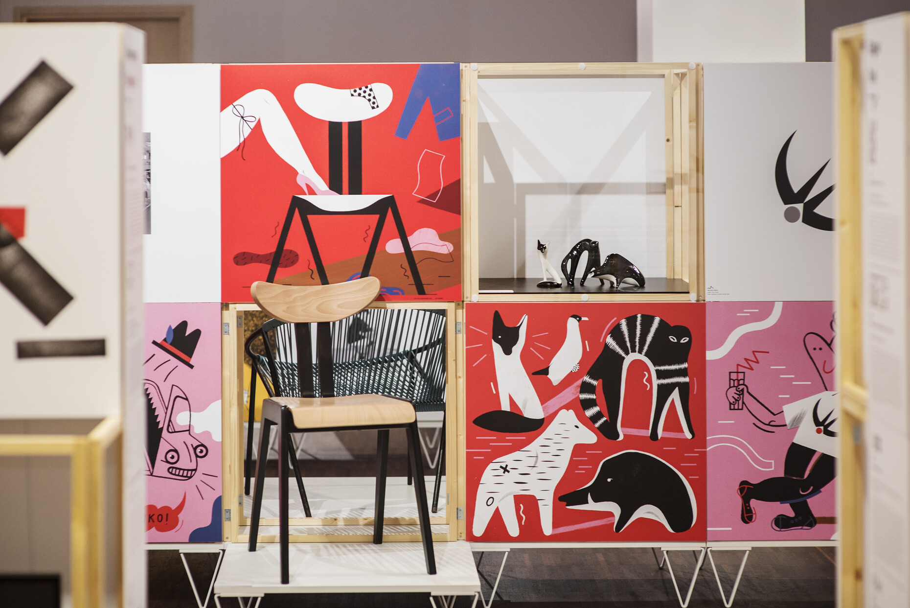 The current illustrations authentically highlight the designs, such as the graphic design courtesy of Agata Dudek for the china figures created by Mieczysława Naruszewicza and Marian Sigmund’s “A587” chair, both dating from 1957.