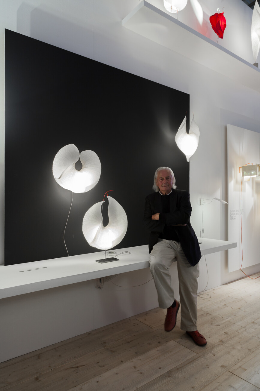 Ingo Maurer in front of his new products (v.l.t.r.): "Moonati", "Yoruba Rose" and "Babadul".