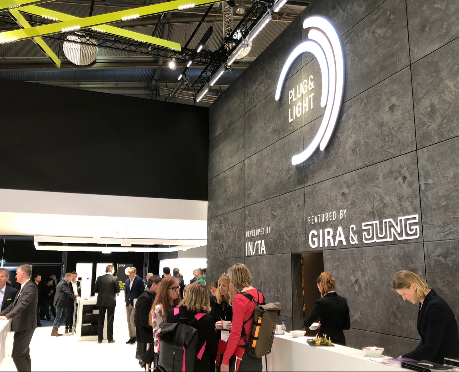 Great freedom in lighting design: Insta, Jung, Gira and Brumberg combine light sockets and luminaires based on a magnetic insert with Plug & Light. The individually attachable light attachments share a standardised interface.