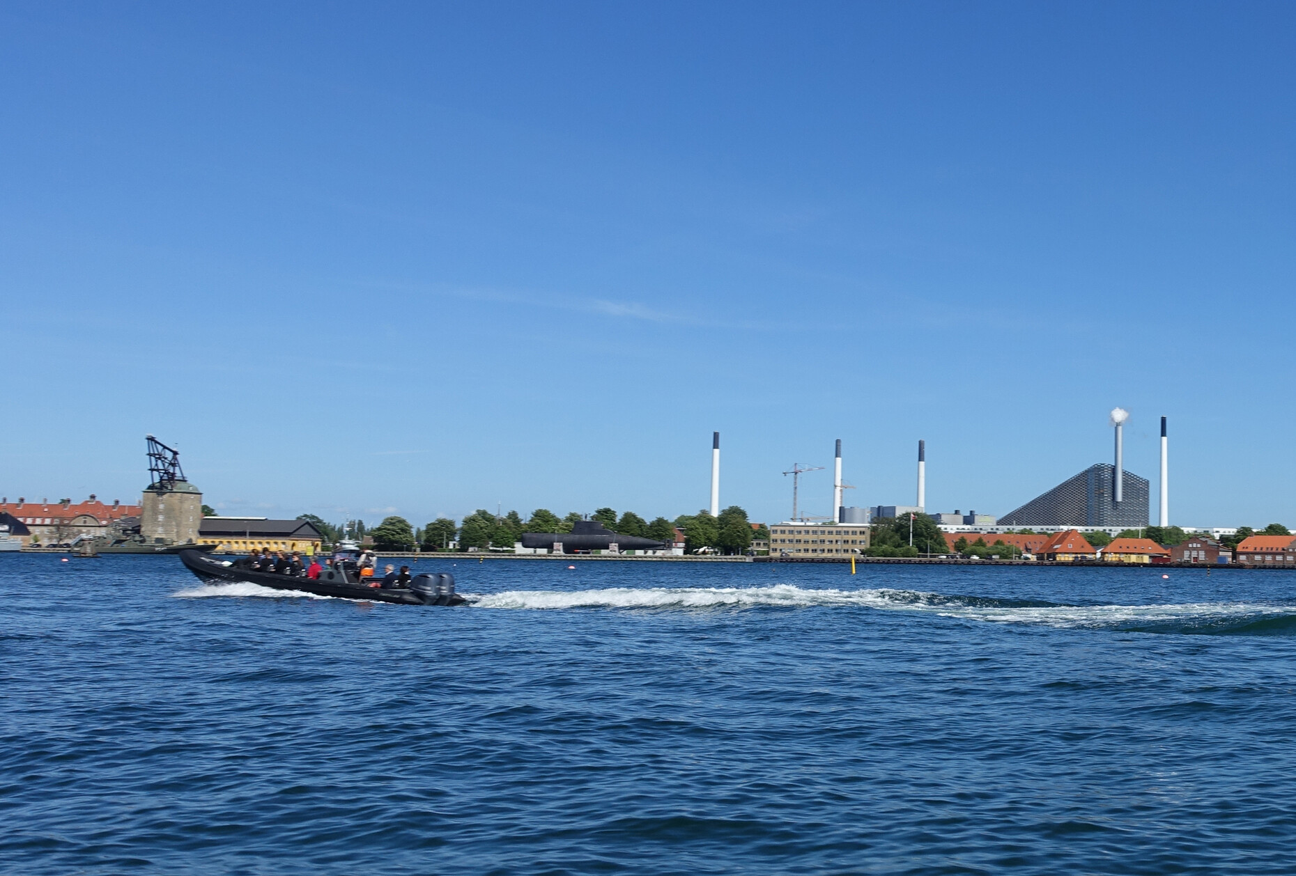 Copenhagen's new landmark, the waste-to-energy-plant with ski track from BIG - Bjarke Ingels Group.​