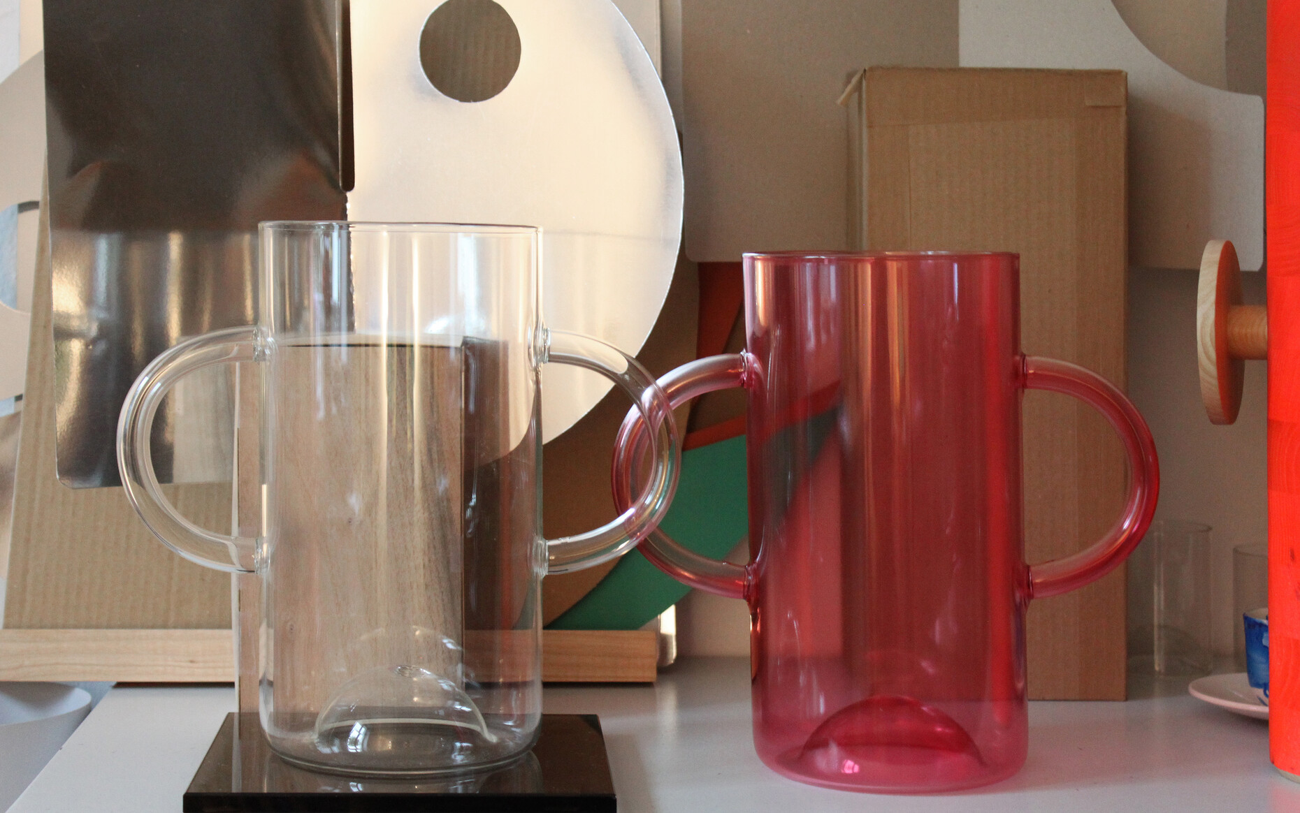 For the “Autor Rooms” boutique hotel, which opened in 2015, she created not only a carafe and glasses with a curved base and striking handles, but also a matching vase, with glass cut to reflect the light.