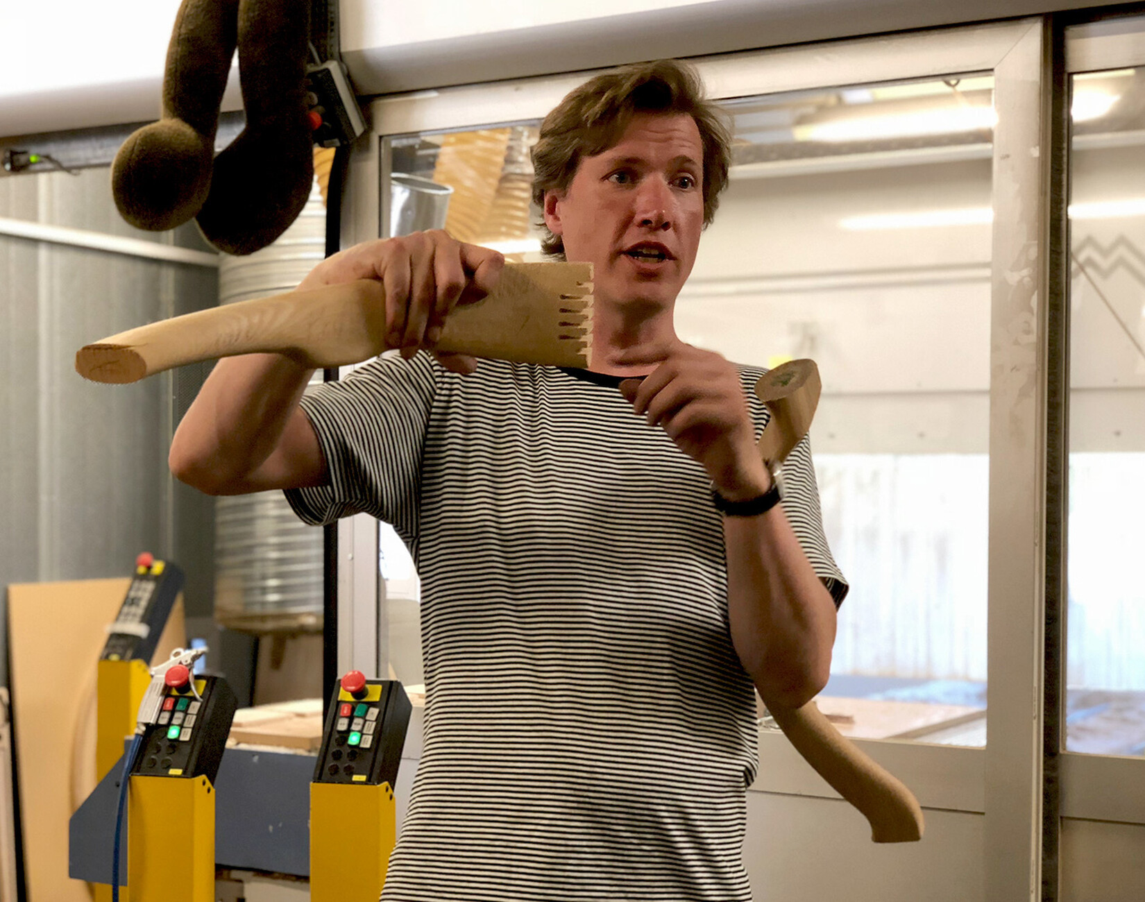 Handwerksmeister Kasper Holst Pedersen führt durch das Werk von PP Møbler