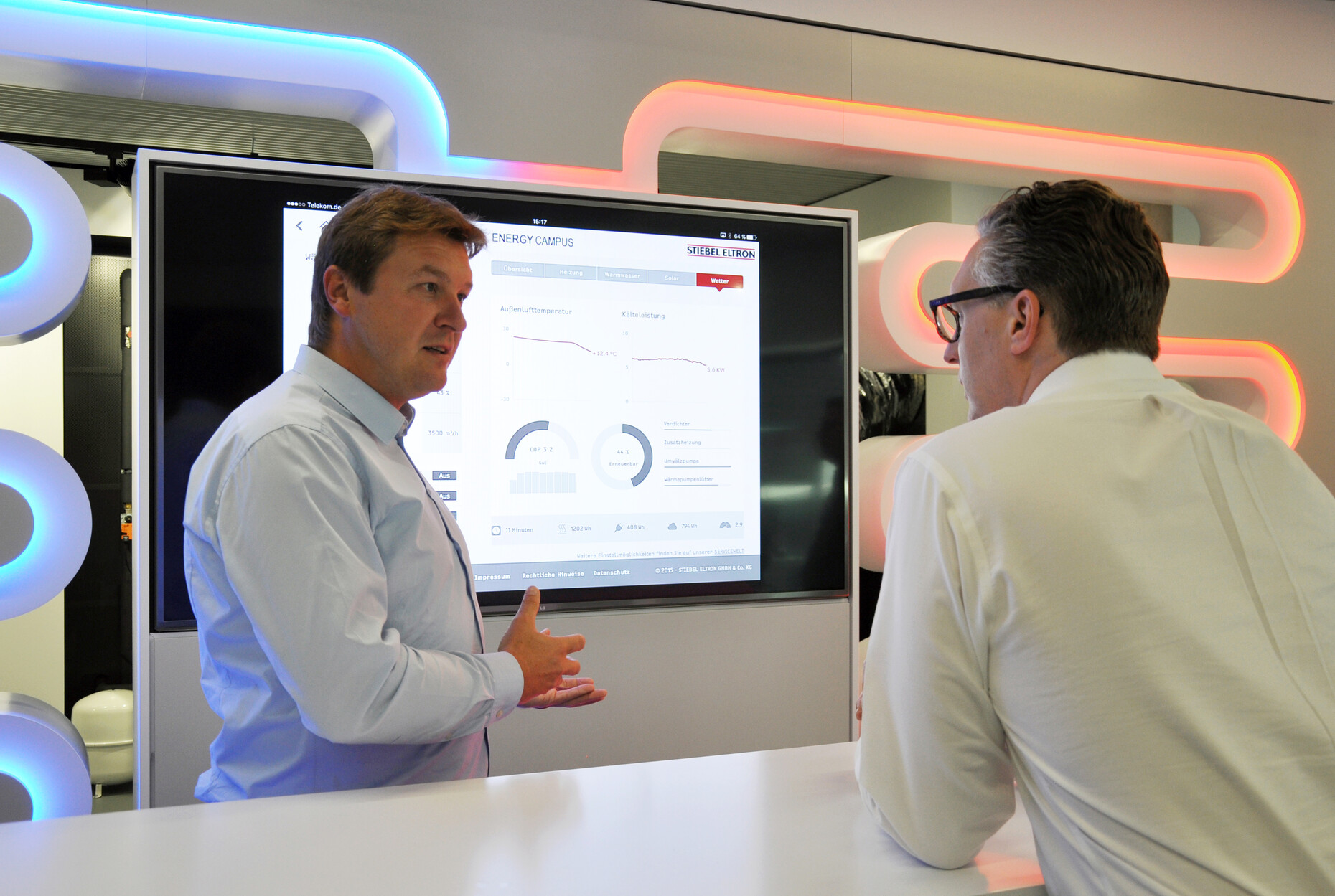 Alle Produkte der Themenwelten sind mit Präsentationssystemen vernetzt, um die Parameter und das Zusammenspiel der Komponenten in Echtzeit analysieren und verändern zu können. Trotz sommerlicher Temperaturen lässt sich so beispielsweise die Funktion der Wärmepumpen bei Minusgraden untersuchen.