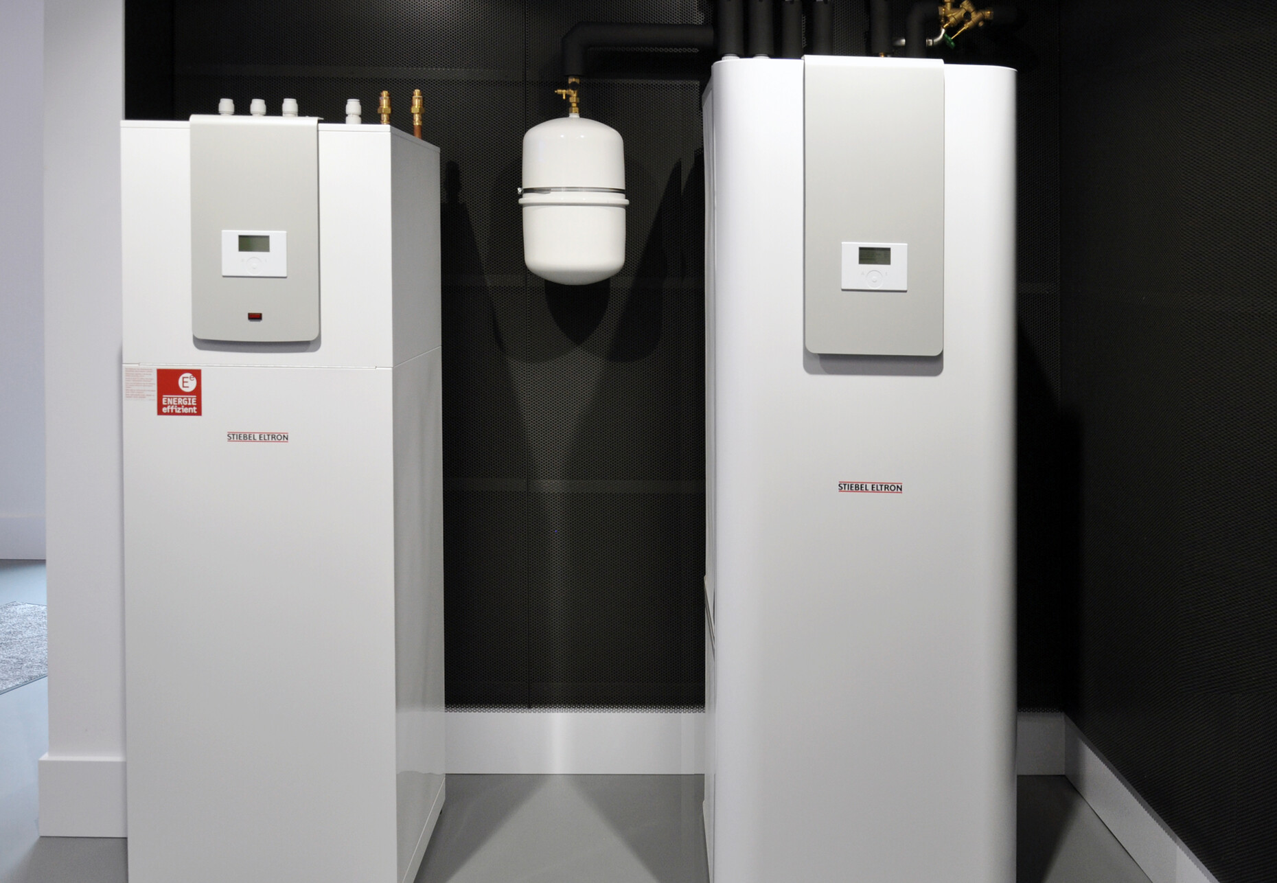 In jeder Themenwelt werden unterschiedliche Produktlösungen ausgestellt, wie diese zwei Speicher, die im Zusammenspiel mit Wärmepumpen zum Einsatz kommen können.