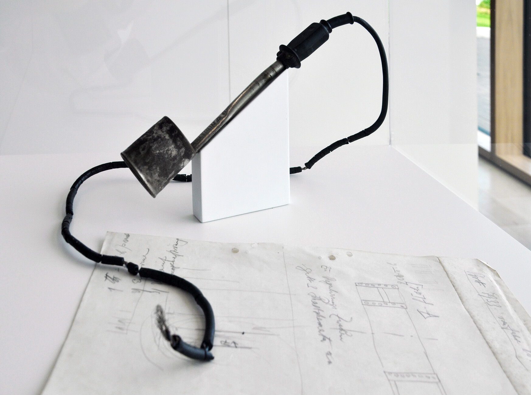 Mit diesem Produkt fing alles an: Dr. Theodor Stiebel erfand 1924 in Berlin den Ringtauchsieder und revolutionierte damit die Warmwasserbereitung. Im Foyer kann eines der ersten Exemplare der Serienproduktion begutachtet werden.