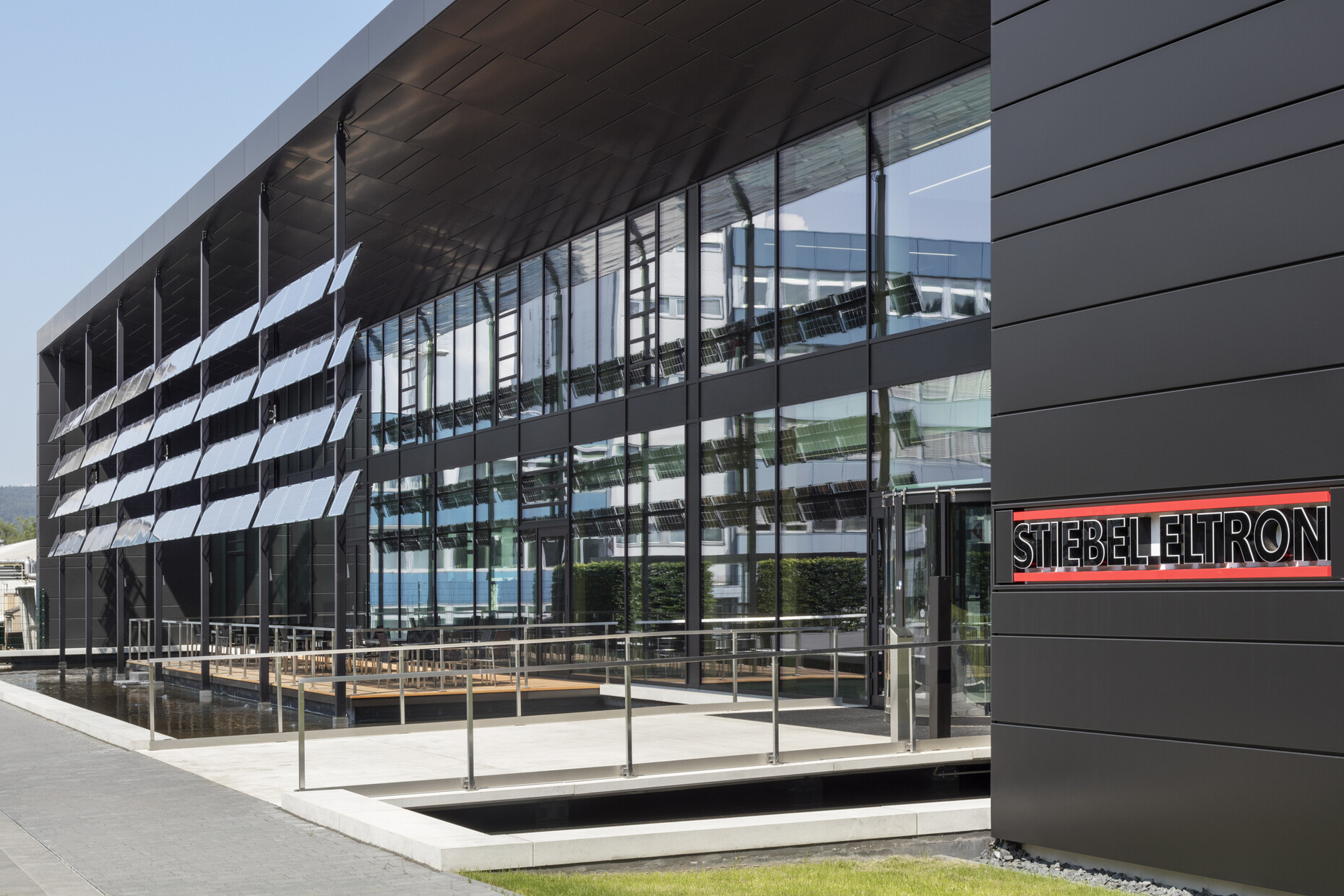 Eine weitere Umweltenergiequelle ist das Grundwasser, dessen Nutzung über ein Wasserbecken vor dem Gebäude symbolisch inszeniert wird. Die von HHS Planer + Architekten AG entworfene Hauptniederlassung wurde mit dem Platin-Zertifikat der Deutschen Gesellschaft für nachhaltiges Bauen (DGNB) ausgezeichnet.