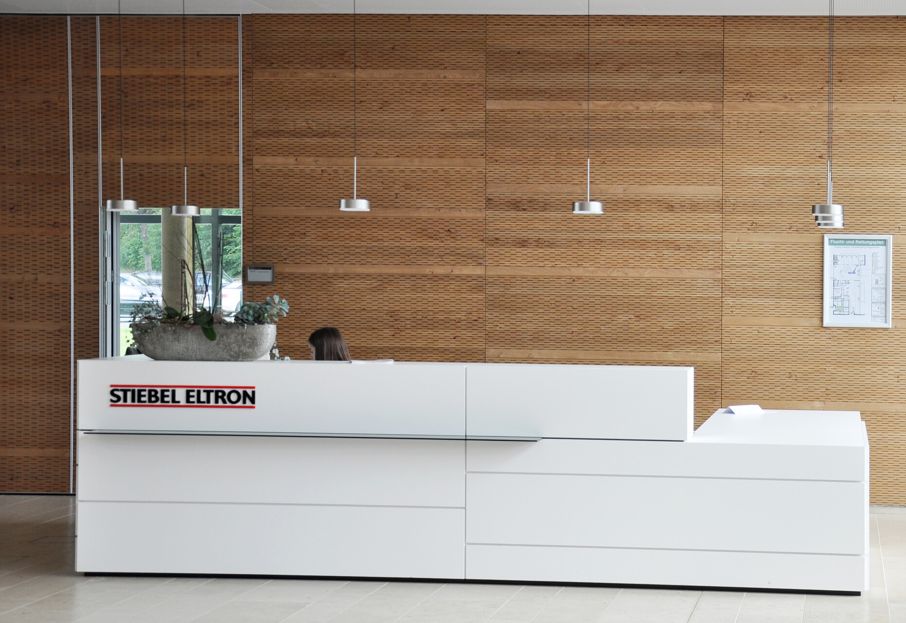 Die Akustiknutpaneelen von Parasilencio aus Wildulme verleihen den großzügigen Räumen im Energy Campus eine angenehm wohnliche Atmosphäre.