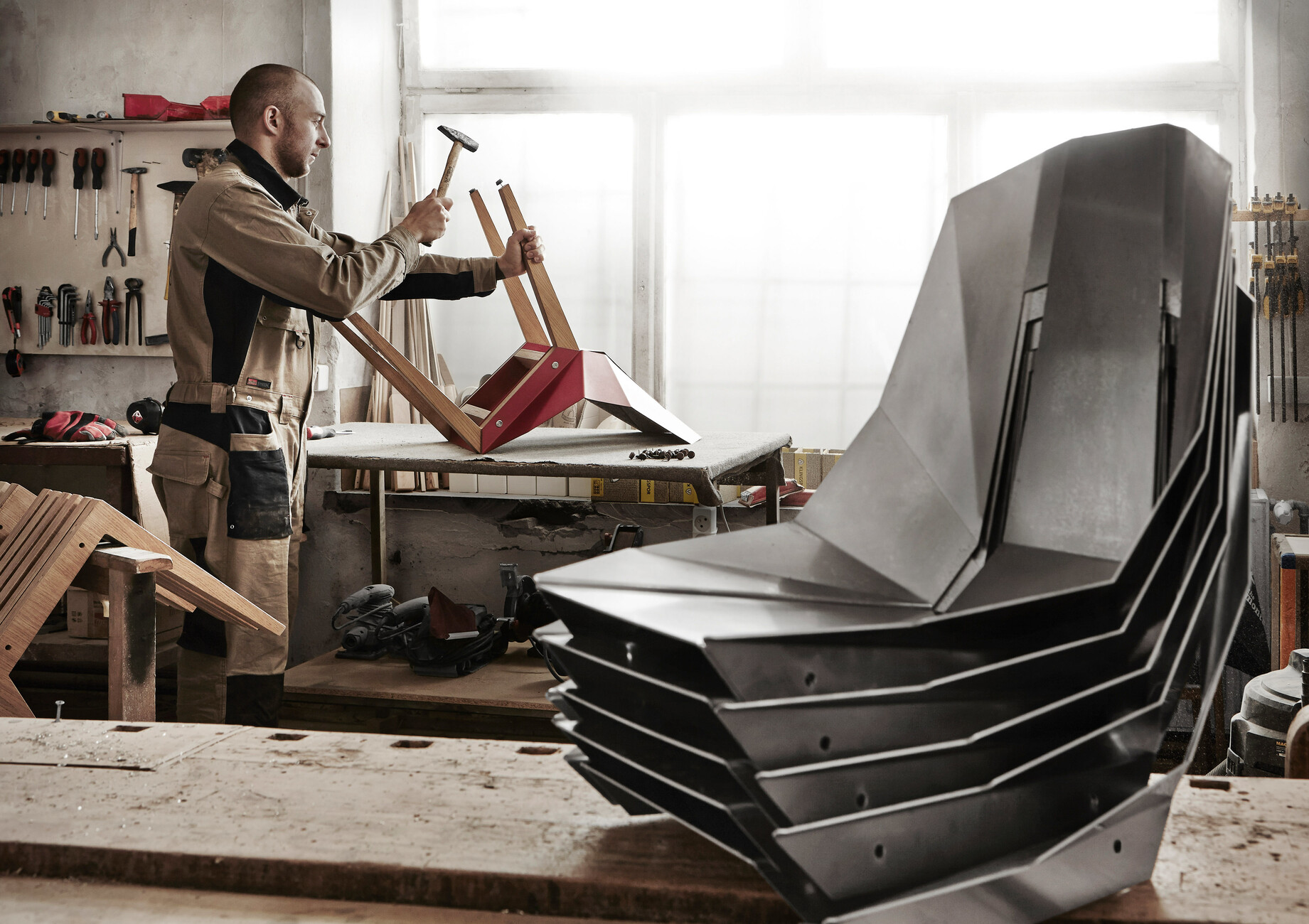 In a former armaments factory in Gydnia the “Tabanda” designer trio are busy tweaking new ideas: With a preference for 1960s design, they create flexible furniture and accessories.