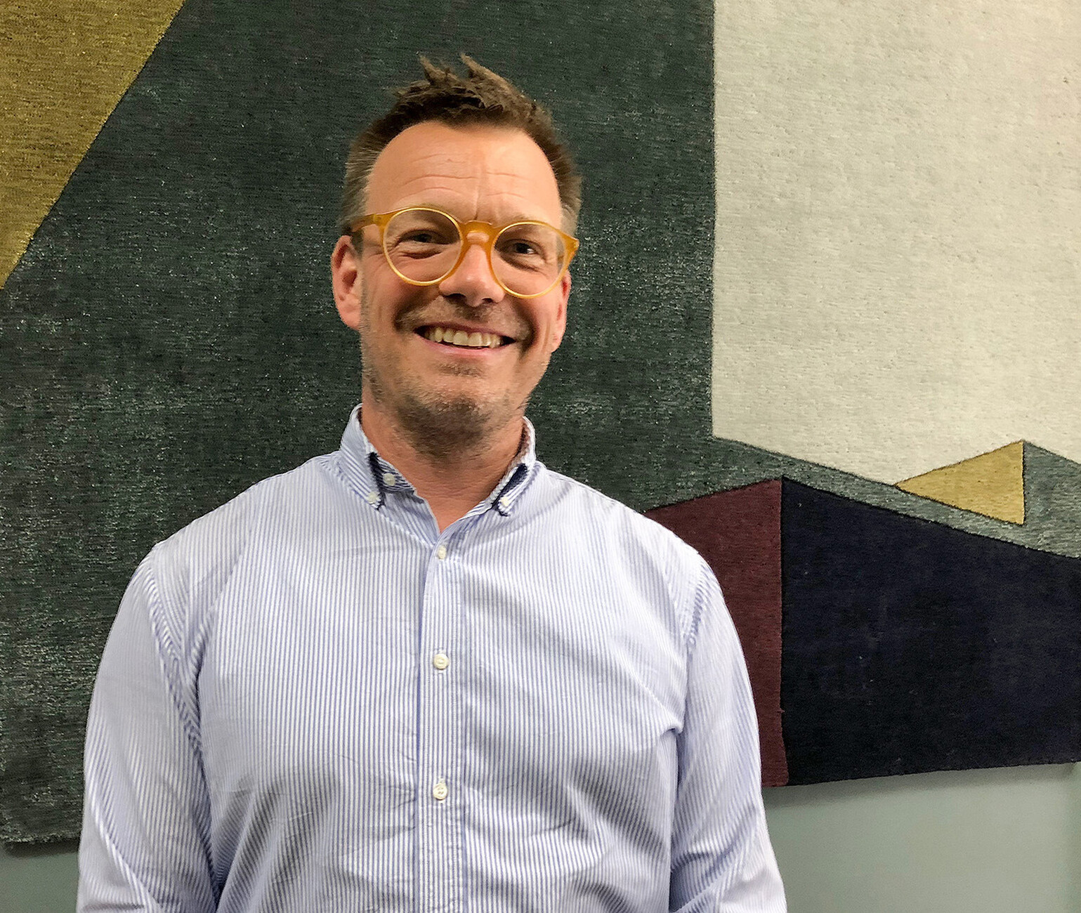 Thomas Ibsen von Please wait to be seated vor einem Teppich der aktuellen Arqui Kollektion