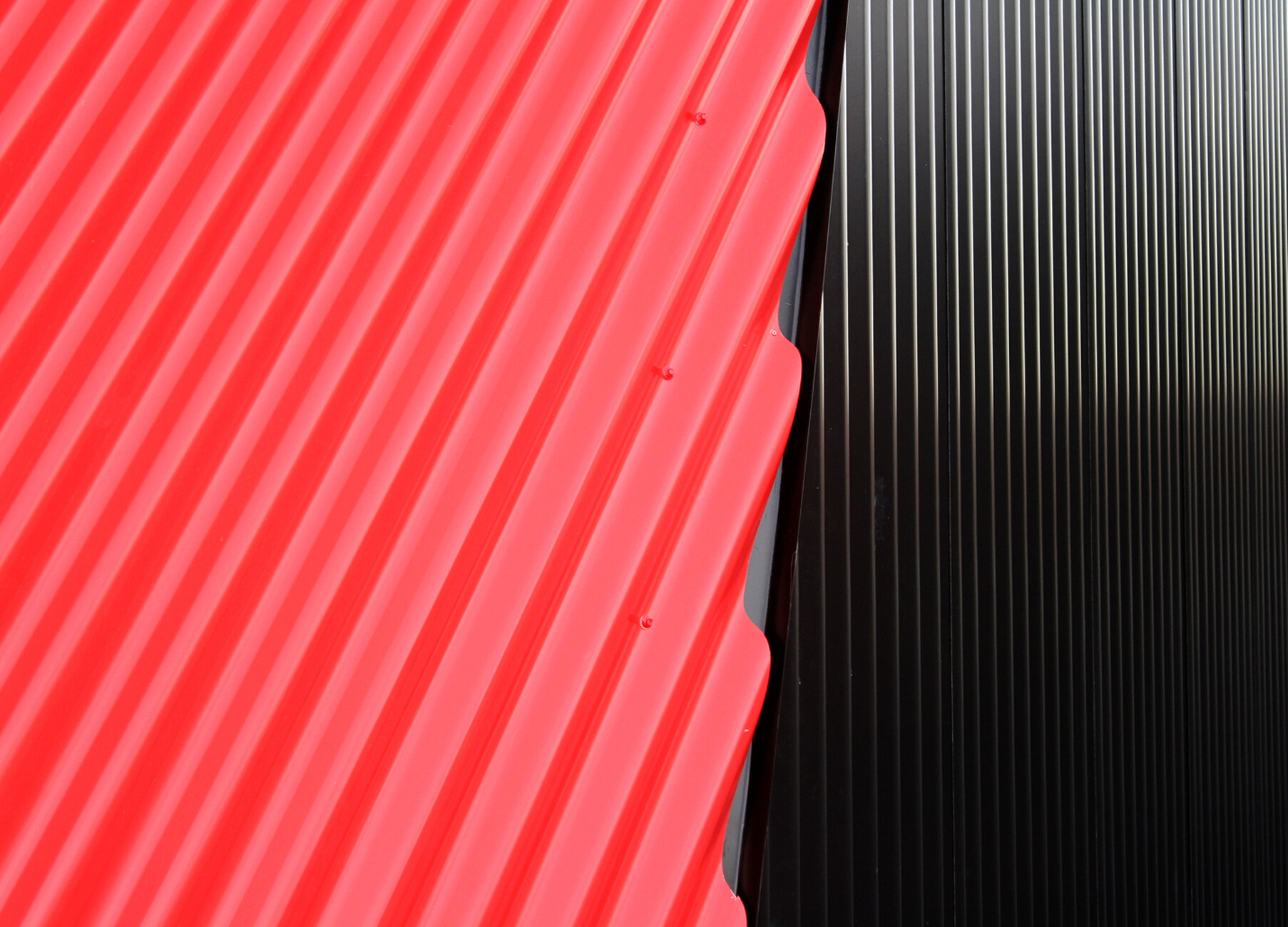 Refined industrial product: The outer skin of the exhibition halls surprises as a matt black coated sheet steel shaft for 60 euros per square meter.