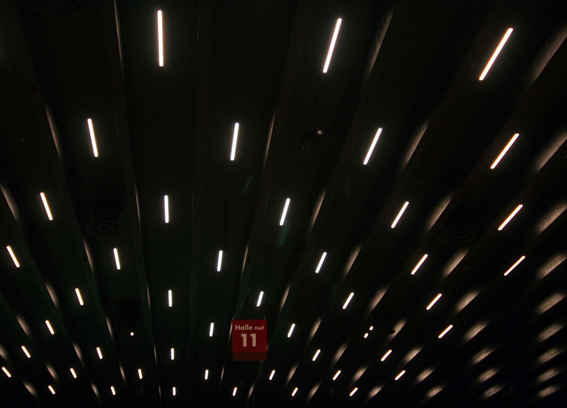 Für die Deckenkonstruktion aus Leimholz-Fachwerkträgern entwickelten Marte.Marte in Zusammenarbeit mit Zumtobel eine Sonderlichtlösung: "Tecton Balanced White". Die Farbtemperatur und Lichtstimmung des Lichtbandsystems lässt sich je nach Bedarf anpassen.