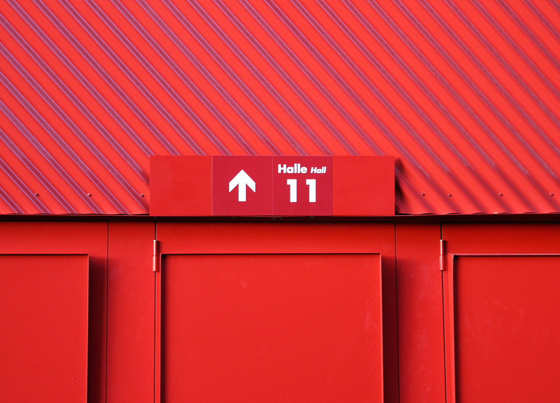 The entrances of the new exhibition halls 9 to 12 light up in the "Messerot" of the Dornbirn trade fair centre.