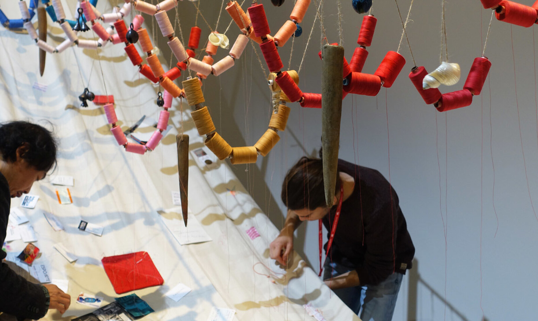 Dabeisein ist alles: David Medalla lädt seit Jahrzehnten dazu ein, gemeinsam mit anderen ein großes Tuch herzustellen, das ein Archiv aus Bildern, Visitenkarten und Worten bildet.