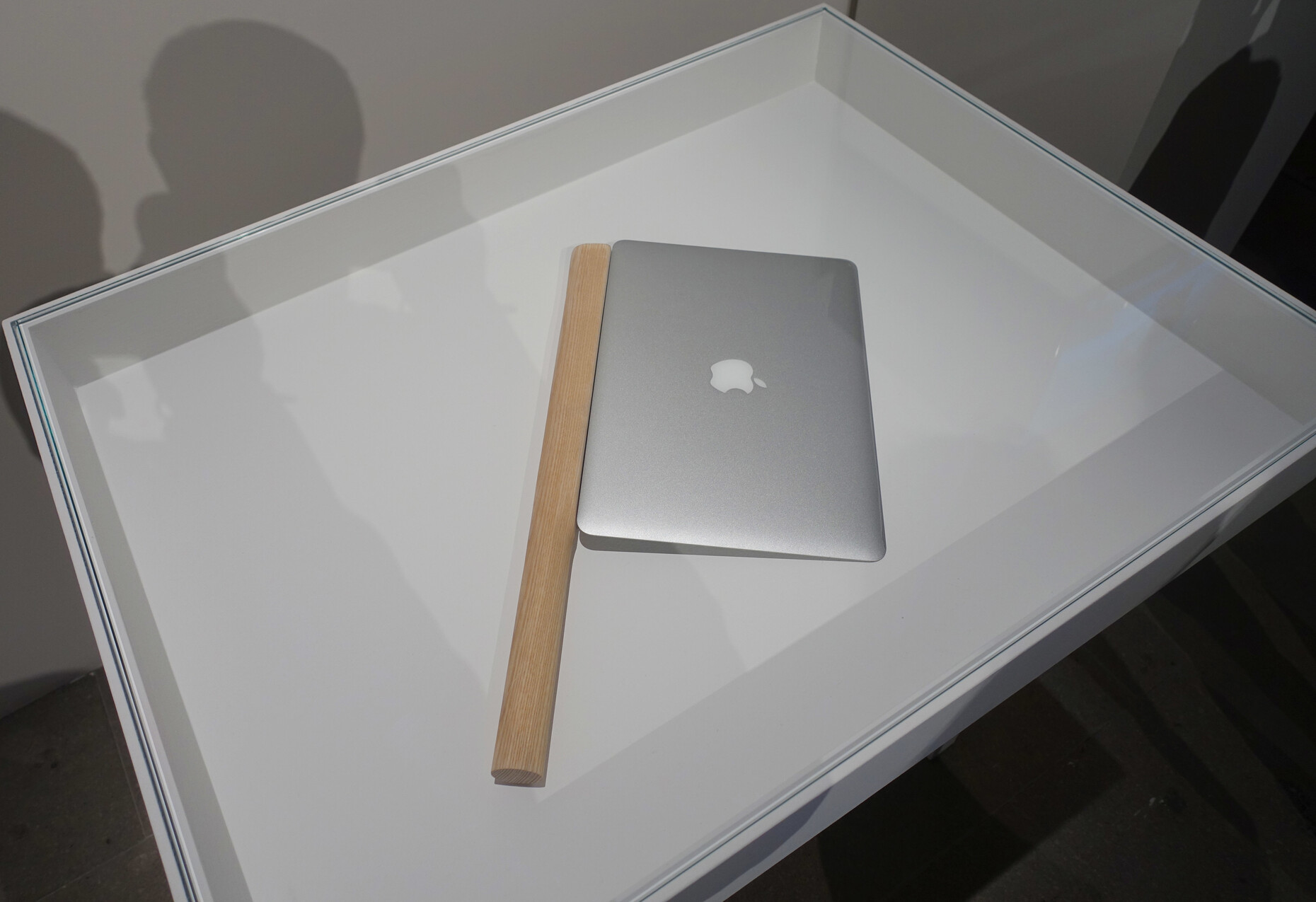 Der Rechner als Küchenhilfe: Der Japaner Shimabuku zeigt nicht nur ein MacBook Air, dessen Kante er scharf wie ein Messer geschliffen hat, sondern auch ein Video, in dem man sieht, wie er das gemacht hat und dass man damit tatsächlich ganz leicht einen Apfel durchschneiden kann.