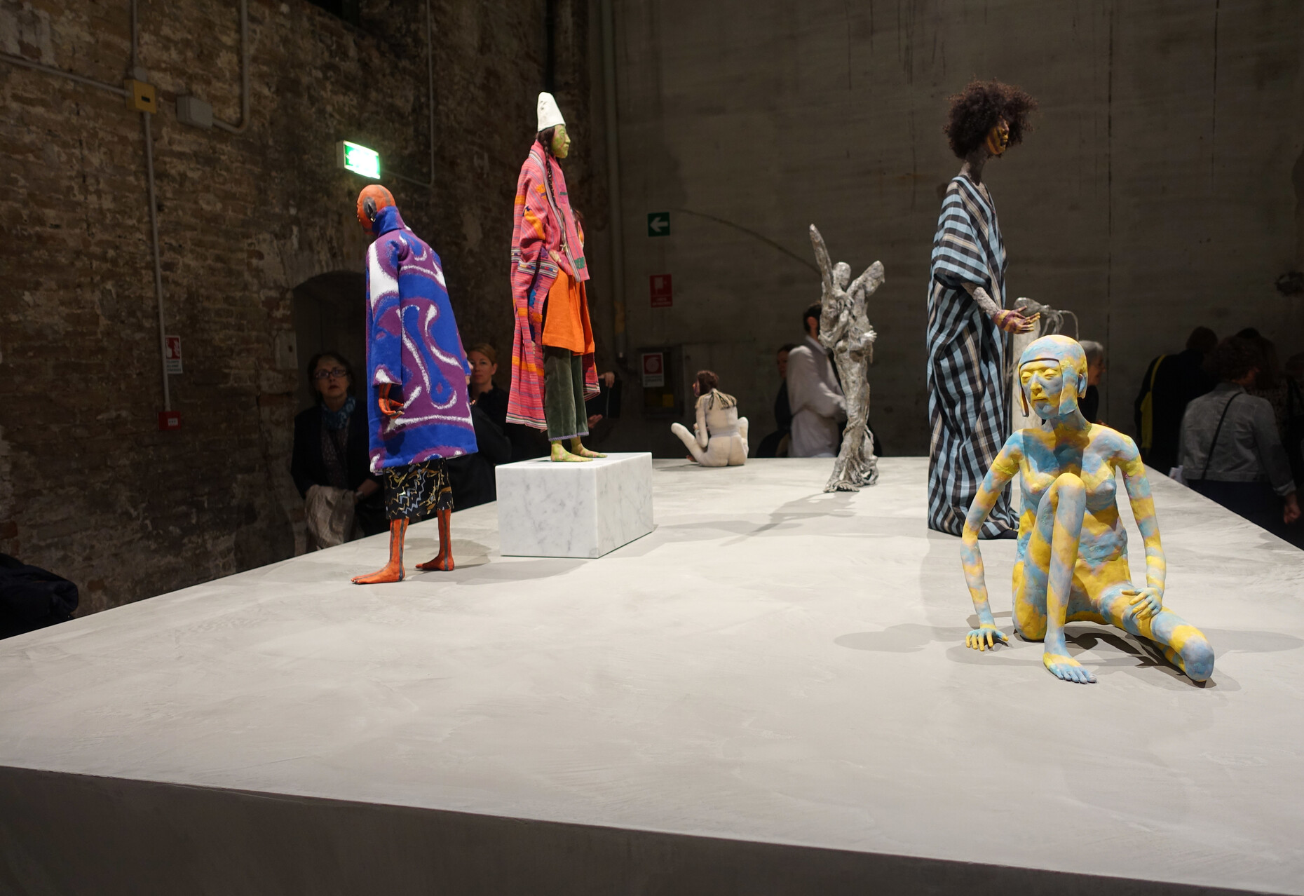 Puppenspiel mit Identitäten: Figuren unklaren sozialen Geschlechts der Künstlerin Francis Upritchard.