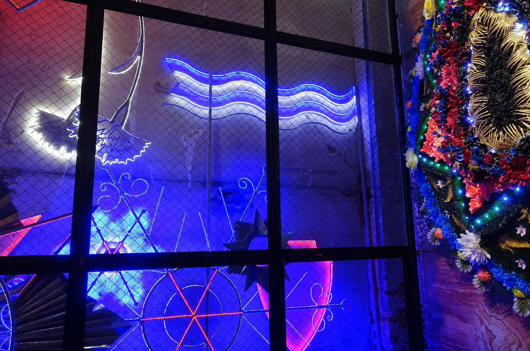 From Russia with Love: Irina Korina inszeniert einen Danse Macabre als postsowjetische Folklore zwischen Installation und Bühnenbild.