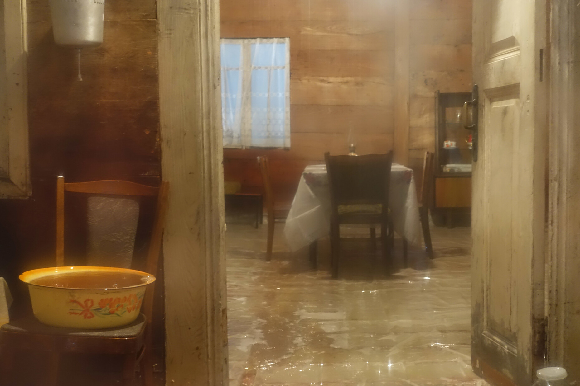 Traumatische Geschichte: Vajiko Chachkhianis Beitrag für Georgien besteht aus einem schwebenden Holzhaus vom Lande, in dem es permanent regnet.