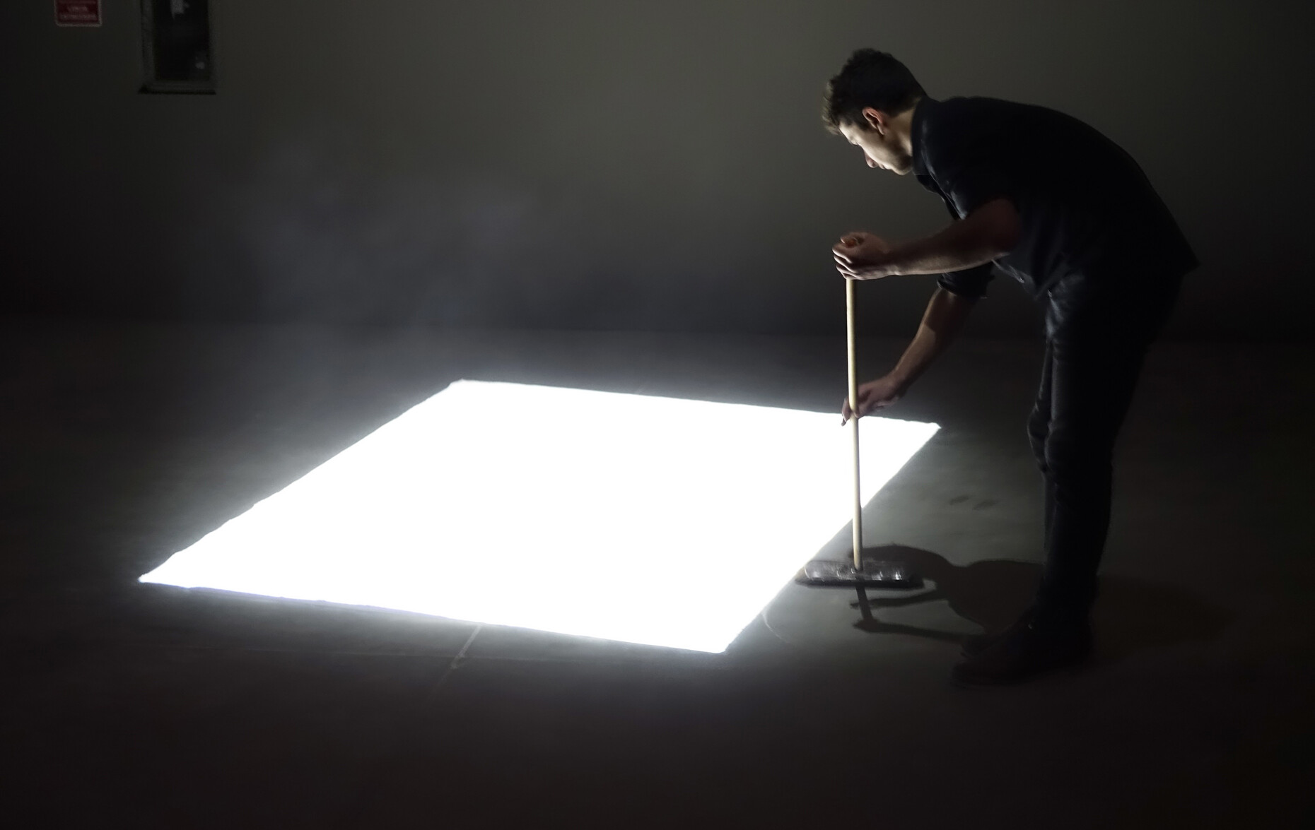 Ist der Staub erst ganz verschwunden, wird wiederum Staub erfunden: Edith Dekyndts Installation „One Thousend an One Nights“ im Arsenale besteht aus Staub und Licht.