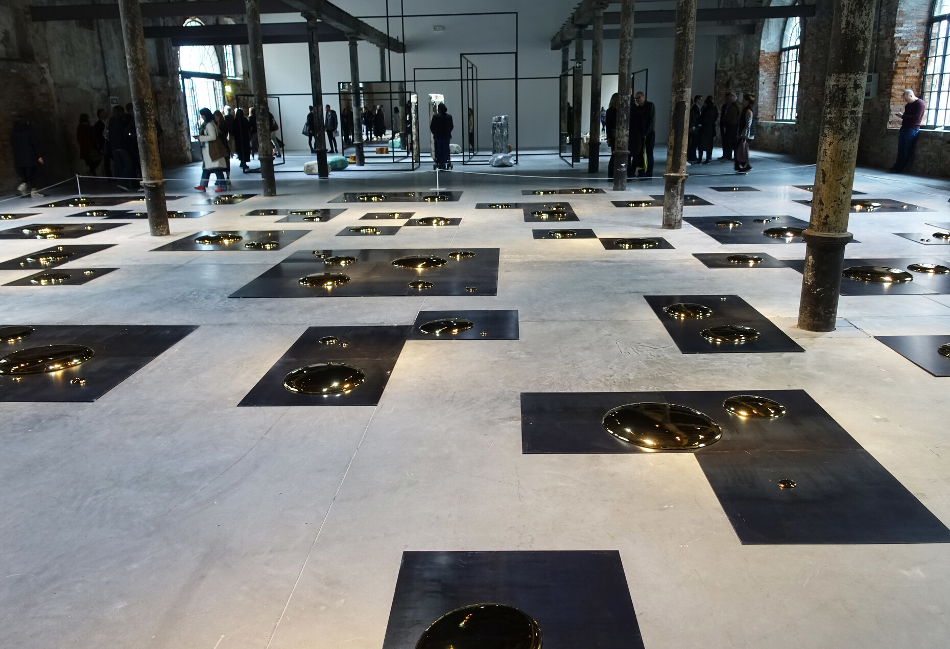 Manche meinten, es sei eine Carl Andre-Arbeit mit goldfarbenen Tropfen aus Keramik: Liu Jianhuas "Square". In Hintergrund die Arbeit von Alicja Kwade.