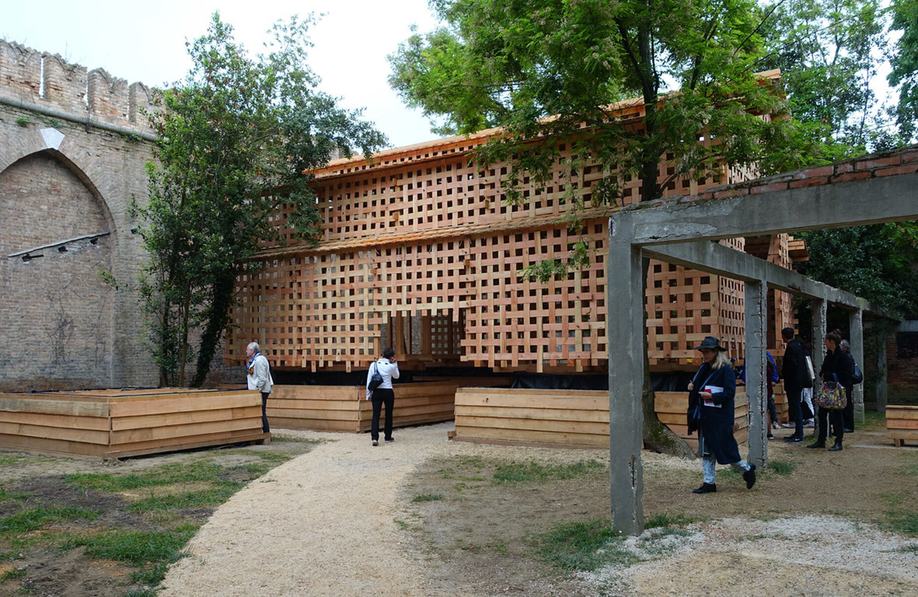 Hommage an die ehemalige Schiffswerft Venedigs: Michael Beutler hat im Giardino delle Vergini am Ende des Arsenale-Geländes in situ aus Holz eine begehbare Plastik gebaut, die man als Haus und zugleich als Schiff wahrnehmen kann.