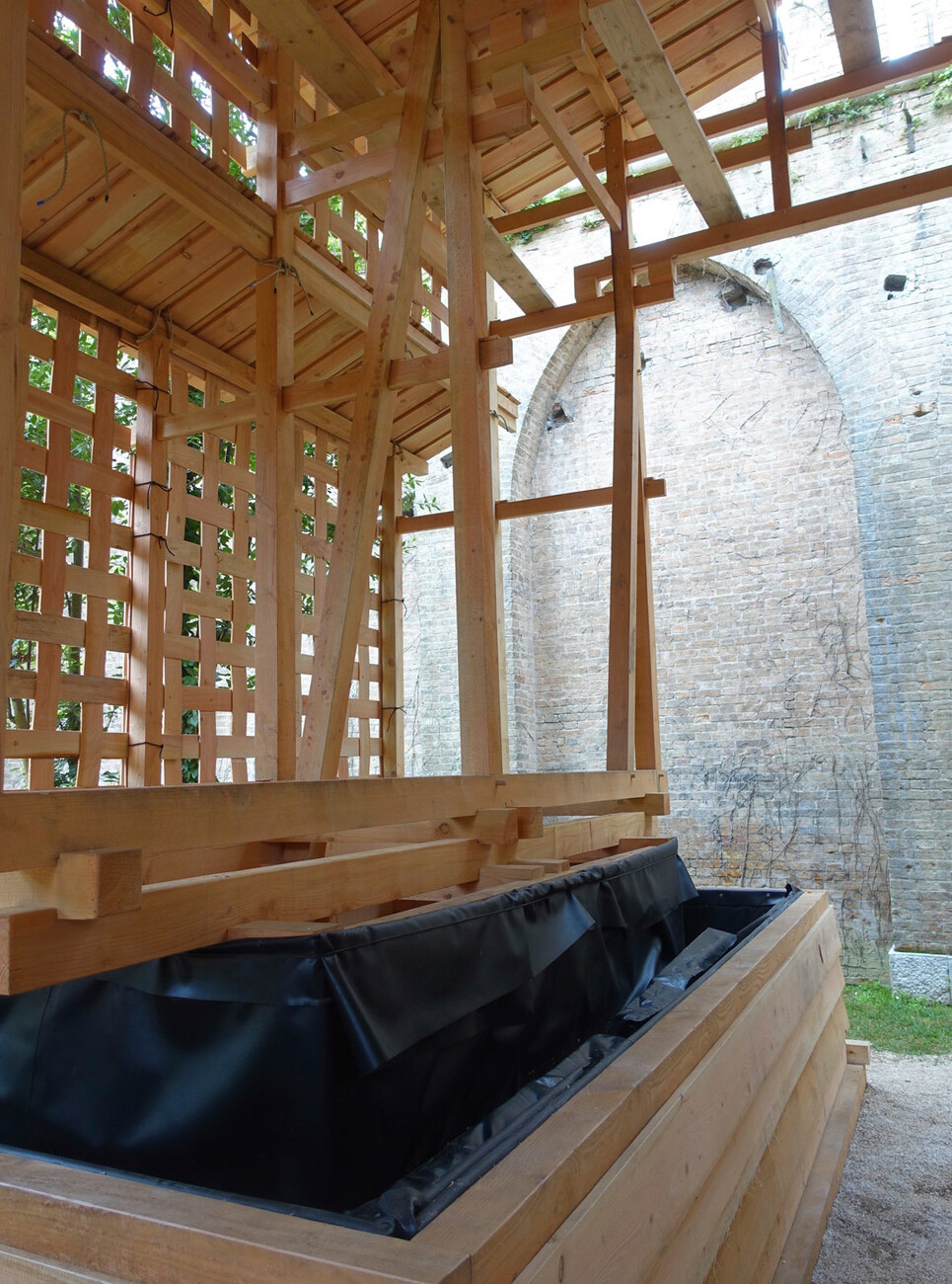 Kann seekrank machen: Michael Beutlers schwimmendes Haus bleibt in Bewegung, treibt leicht hin und her, irritiert den Blick der Festlandbewohnen und reagiert auf die Architektur und die Wahrnehmung des Ortes.