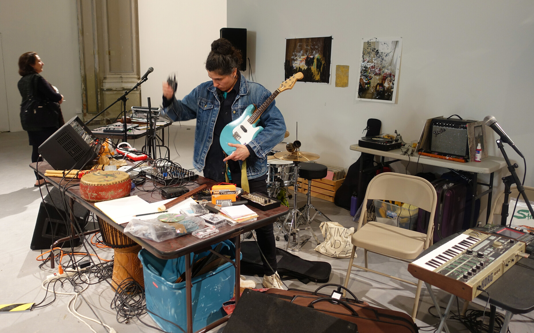 Szenen aus der Produktion: Dawn Kasper malt, fotografiert, macht Performances und Installationen und hat gleich ihr gesamtes Atelier in den Zentralpavillon versetzt.