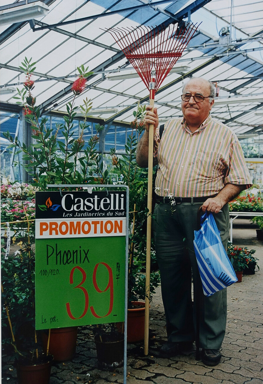 So kann Kunst auch sein und einer der besten Räume der Biennale: Werke von Raymond Hains, der mal zu den Affichistes gehört hat und von dem im Padiglione Centrale unter anderem eine sehr humorvolle Reflexion „Castelli, les Jardineries du Sud“ gezeigt wird – über einen legendären New Yorker Galeristen und ein Gartencenter.