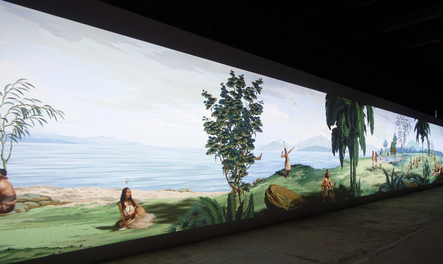 In Anlehnung an eine neoklassizistische Tapete, die auf die Reisen von James Cook und den Transit der Venus im Jahr 1769 verweist: Lisa Reihana greift für Neuseeland in einem filmischen Panorama ironisch kolonialistische Klischees vom Leben in der Südsee auf.